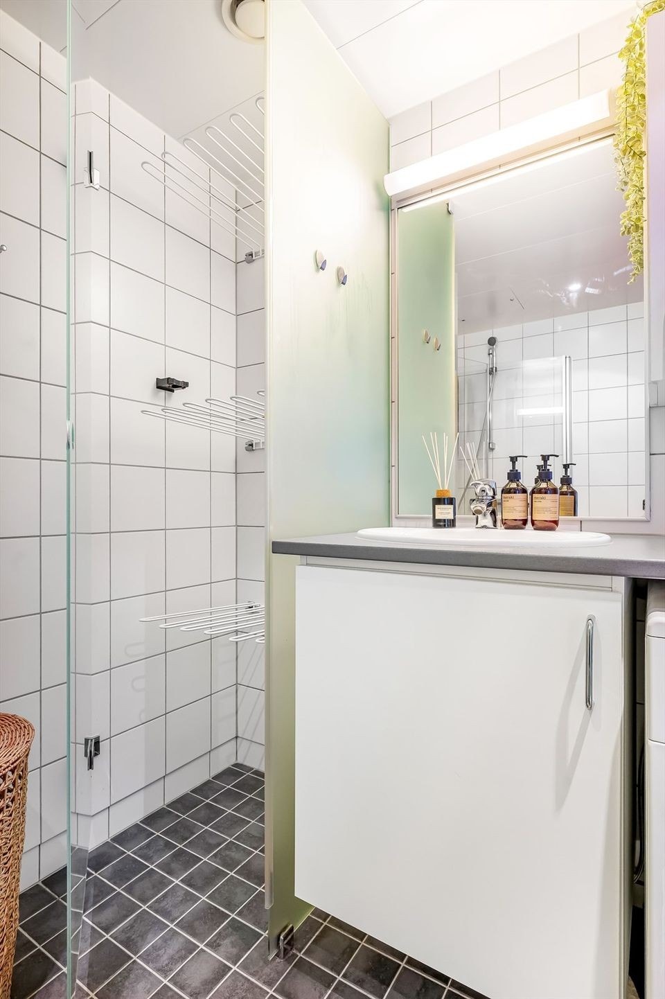 Heldekkende benkeplate, under- og overskap samt speil. Praktisk innredet med stor nok plass til tørke- eller vaskemaskin under benkeplate. Galleribilde