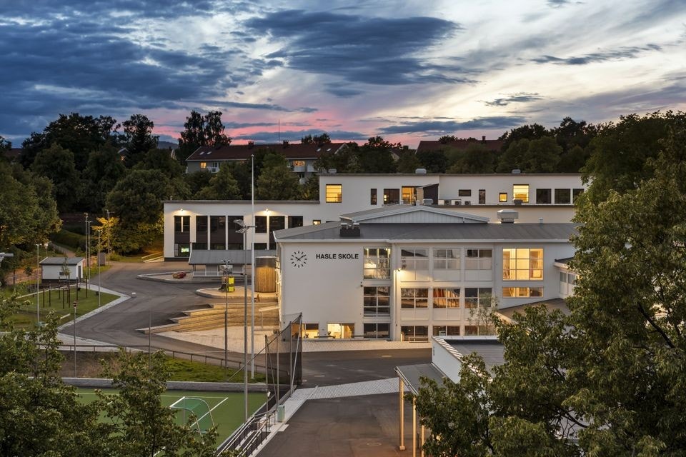 Hasle skole er på andre siden av gaten fra sameiet. Galleribilde