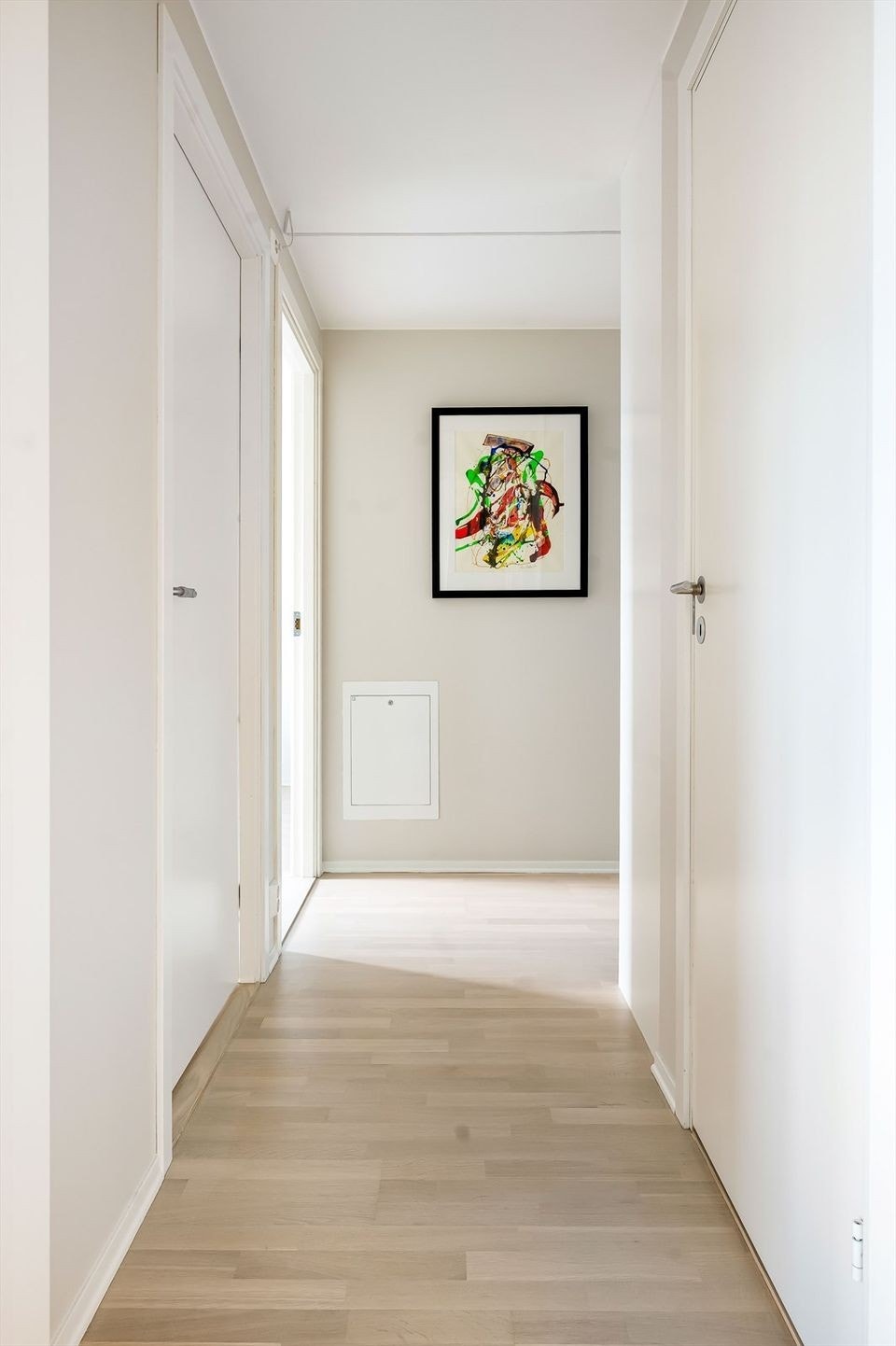 Lys og luftig entré, som gir et godt førsteinntrykk av leiligheten. Galleribilde