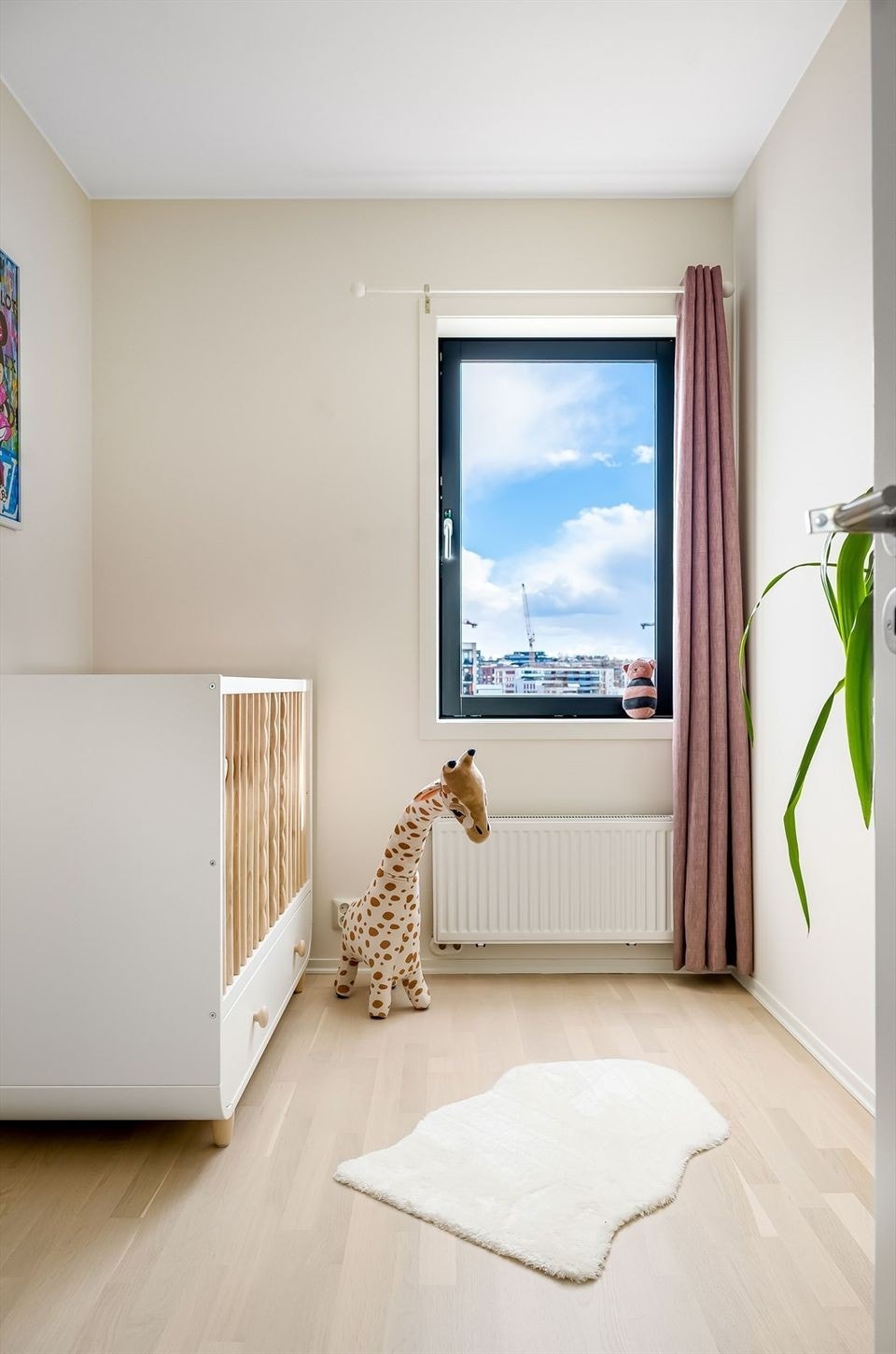 Boligens andre soverom er også av god størrelse og kan brukes som sekundær soverom, kontor eller gjesterom. Galleribilde