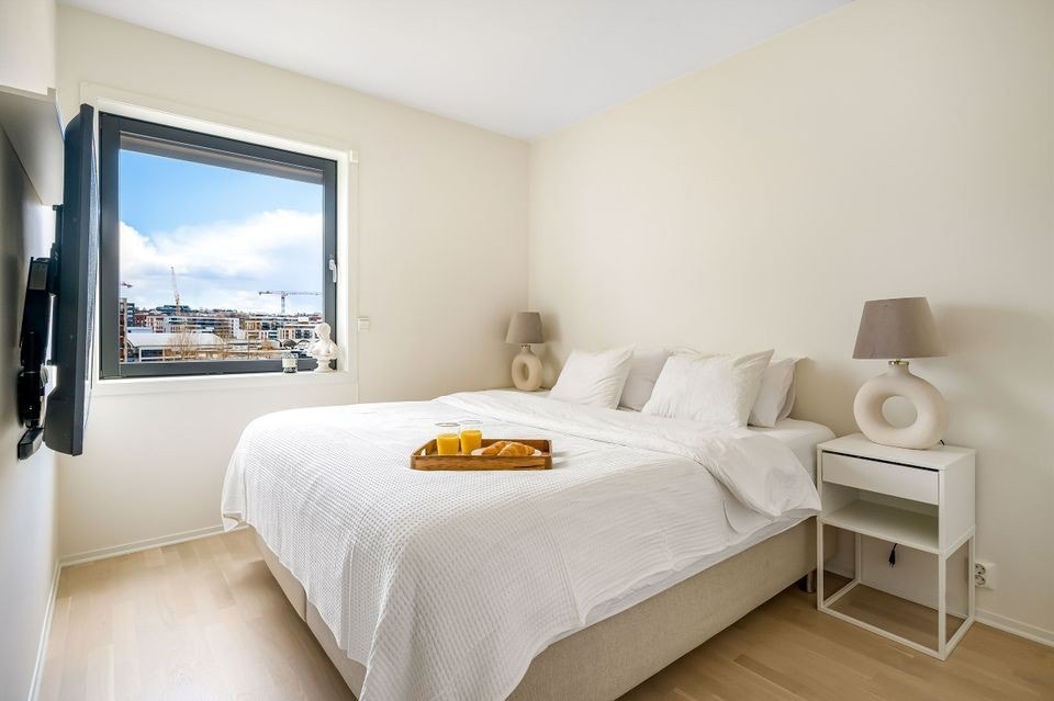 Hovedsoverommet har god størrelse og rikelig med plass til dobbeltseng med tilhørende nattbord på hver side. Galleribilde