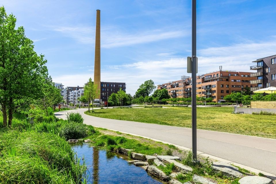 Tur- og sykkelvei rett utenfor leiligheten mot sentrum fra Groruddalen, Grefsenkollen og Østmarka. Galleribilde