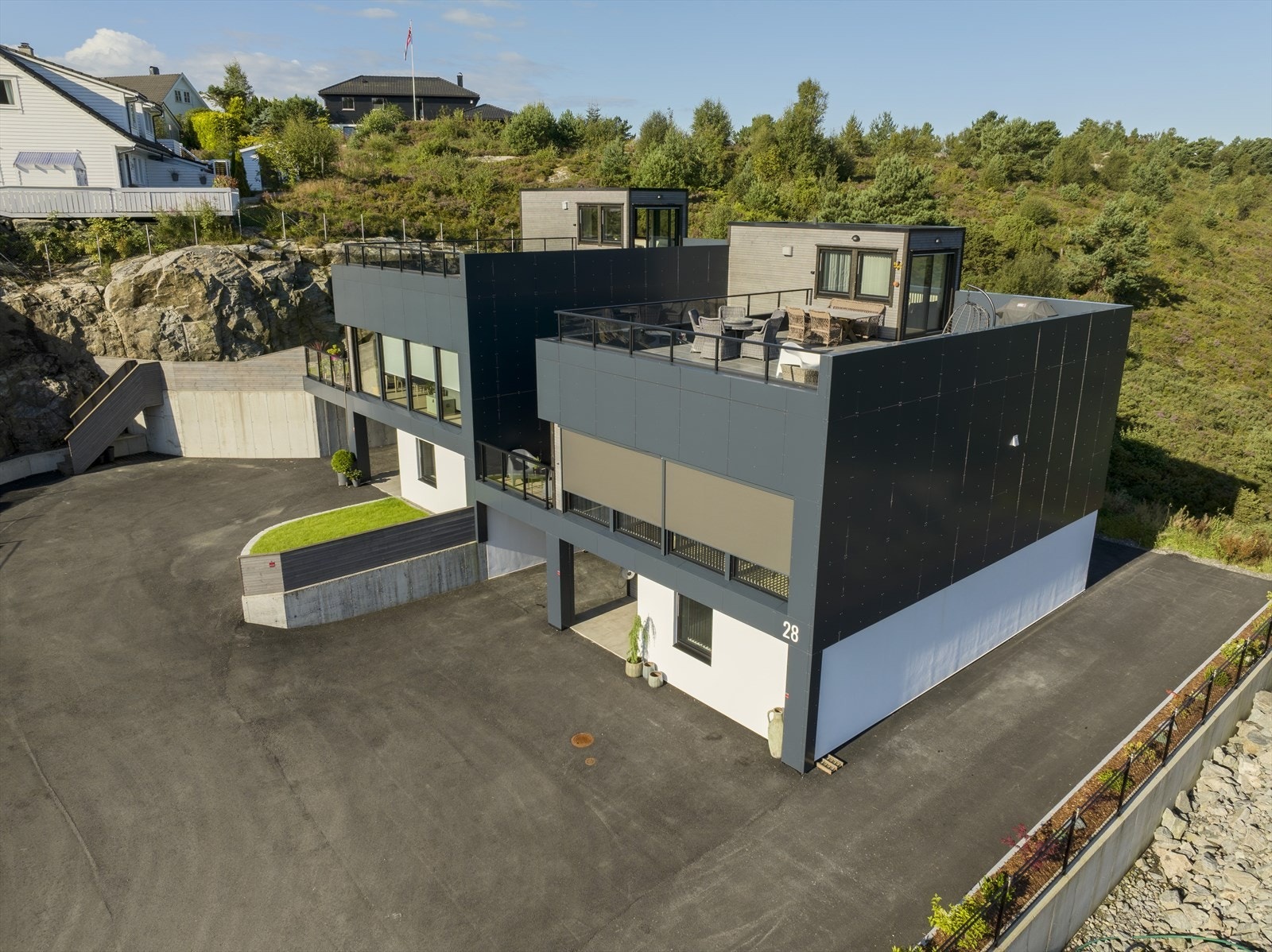 Parkering på egen tomt, samt i carport for begge boligene. Galleribilde