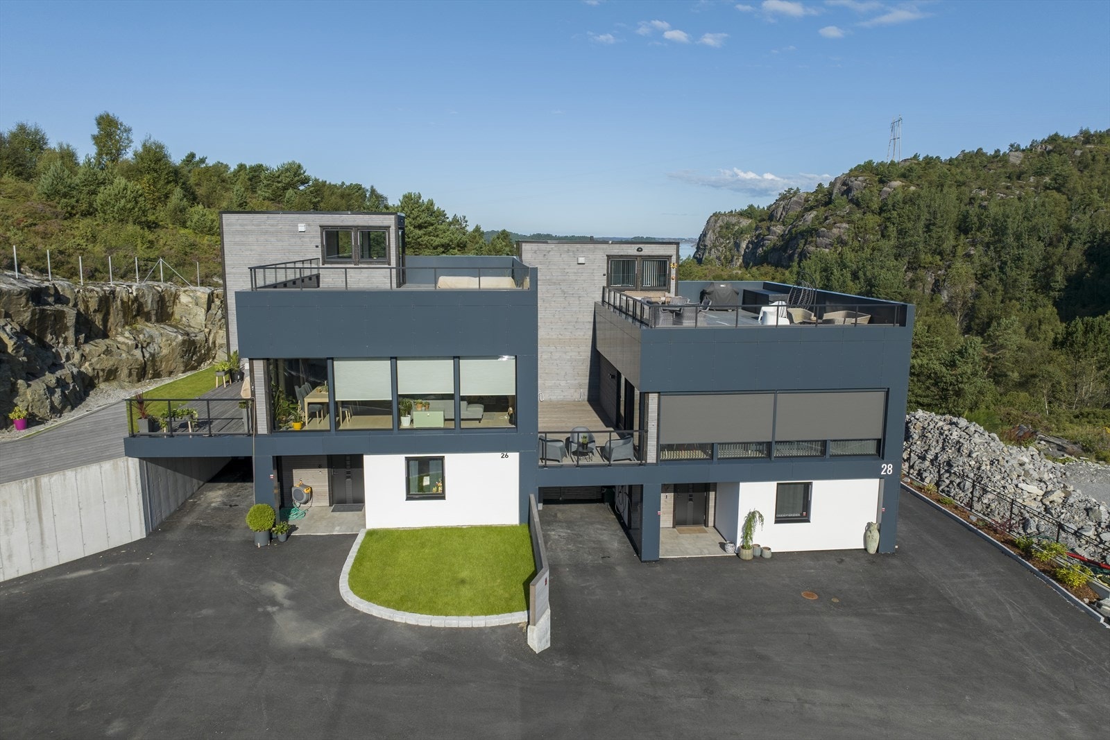 2/4 boliger er ferdigstilt, og det selges nå to tilsvarende prosjekterte eneboliger på nabotomt. Galleribilde