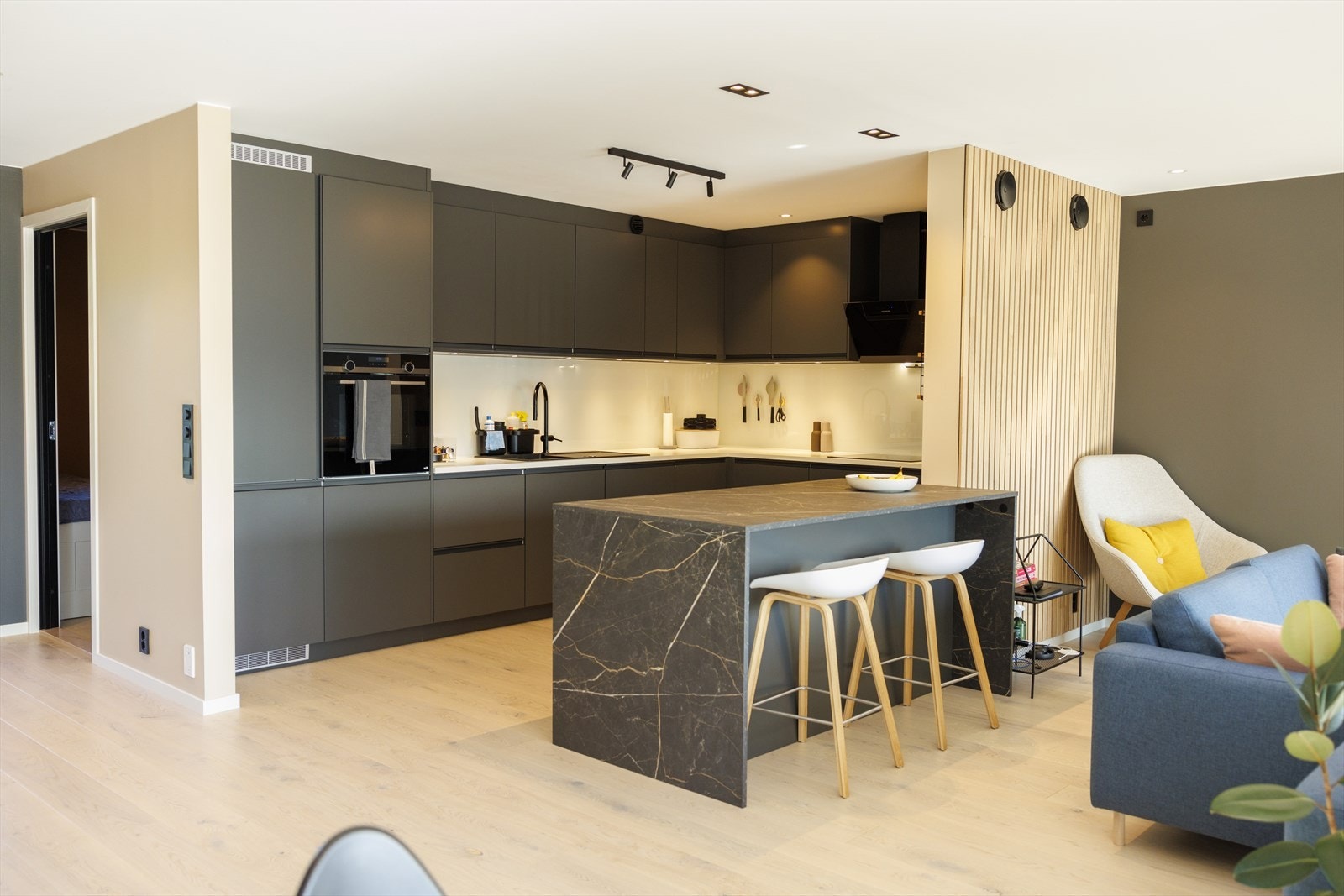 Lekkert kjøkken, med mulighet for åpen løsning mot stue. Bildet er tatt fra tilsvarende bolig, og avvik vil forekomme. Det er endelig leveransebeskrivelse og tegninger som gjelder. Galleribilde