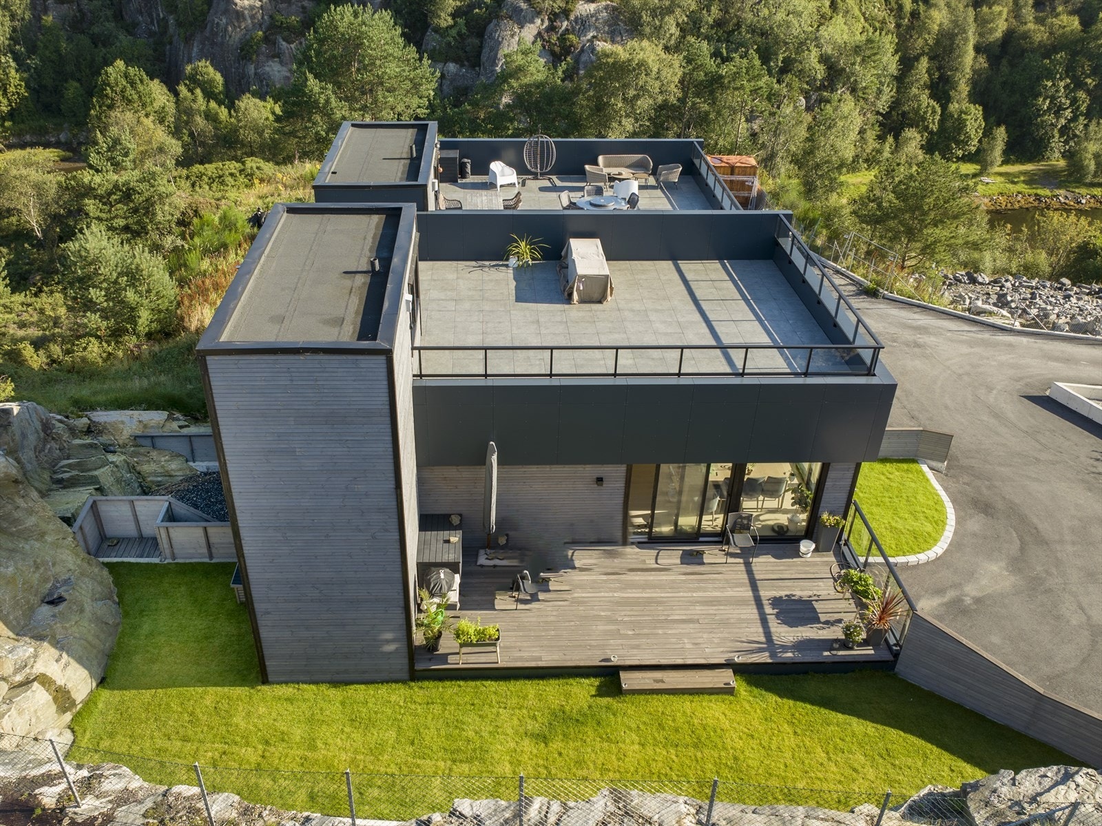 Boligene vil gå over 3 etg. med flott og solrik takterrasse. Galleribilde