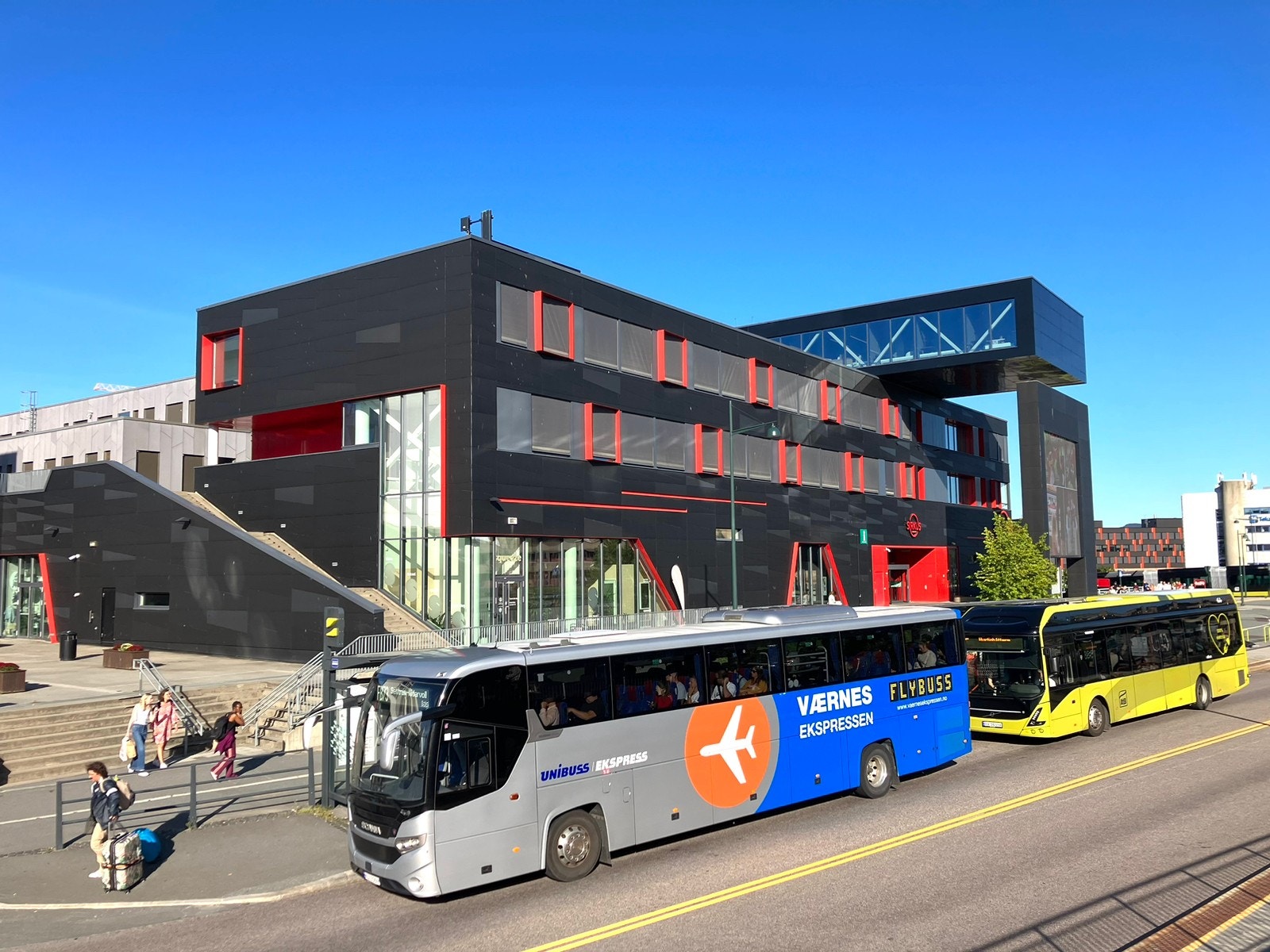 Sirkus shopping er nærbutikk. Flybuss, buss i alle retninger og Trønderbanen med Leangen stasjon like ved. Galleribilde