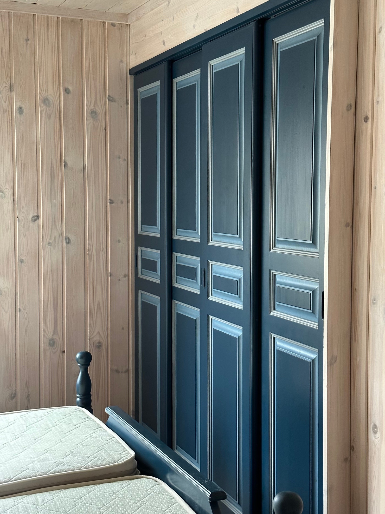 Soverom 1 har godt med skapplass Galleribilde