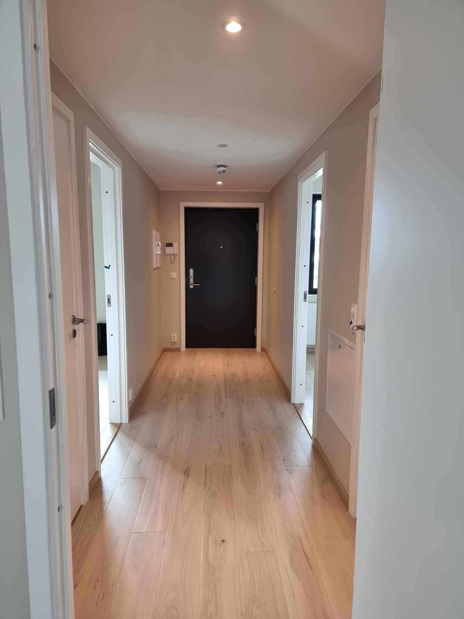 Hyggelig Entre - med inngang til 2 av 3 soverom, bad og lagrings- og ventilasjonsrom. Galleribilde