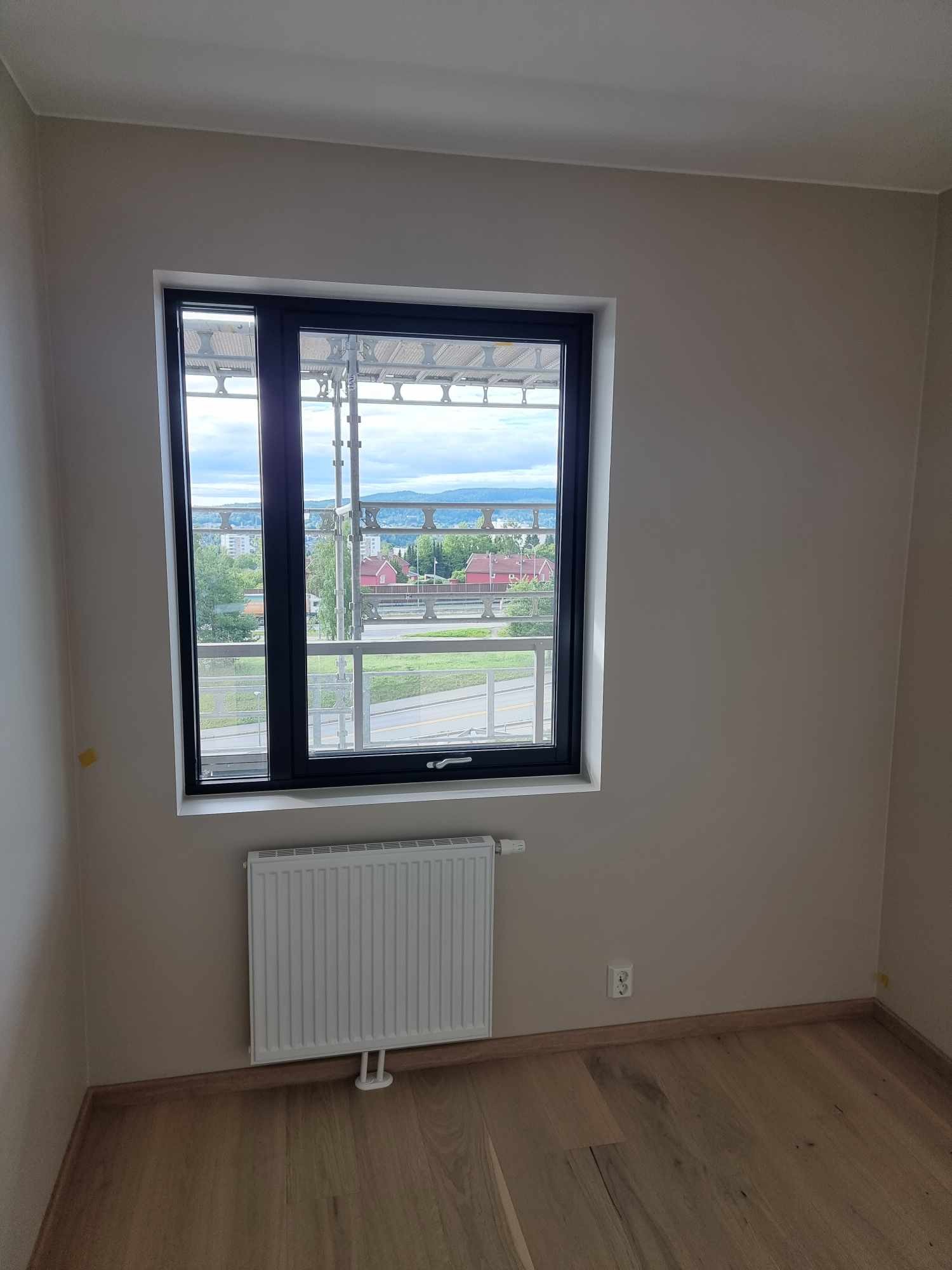god belysning i rommet, med santralstyrt radiator. Galleribilde