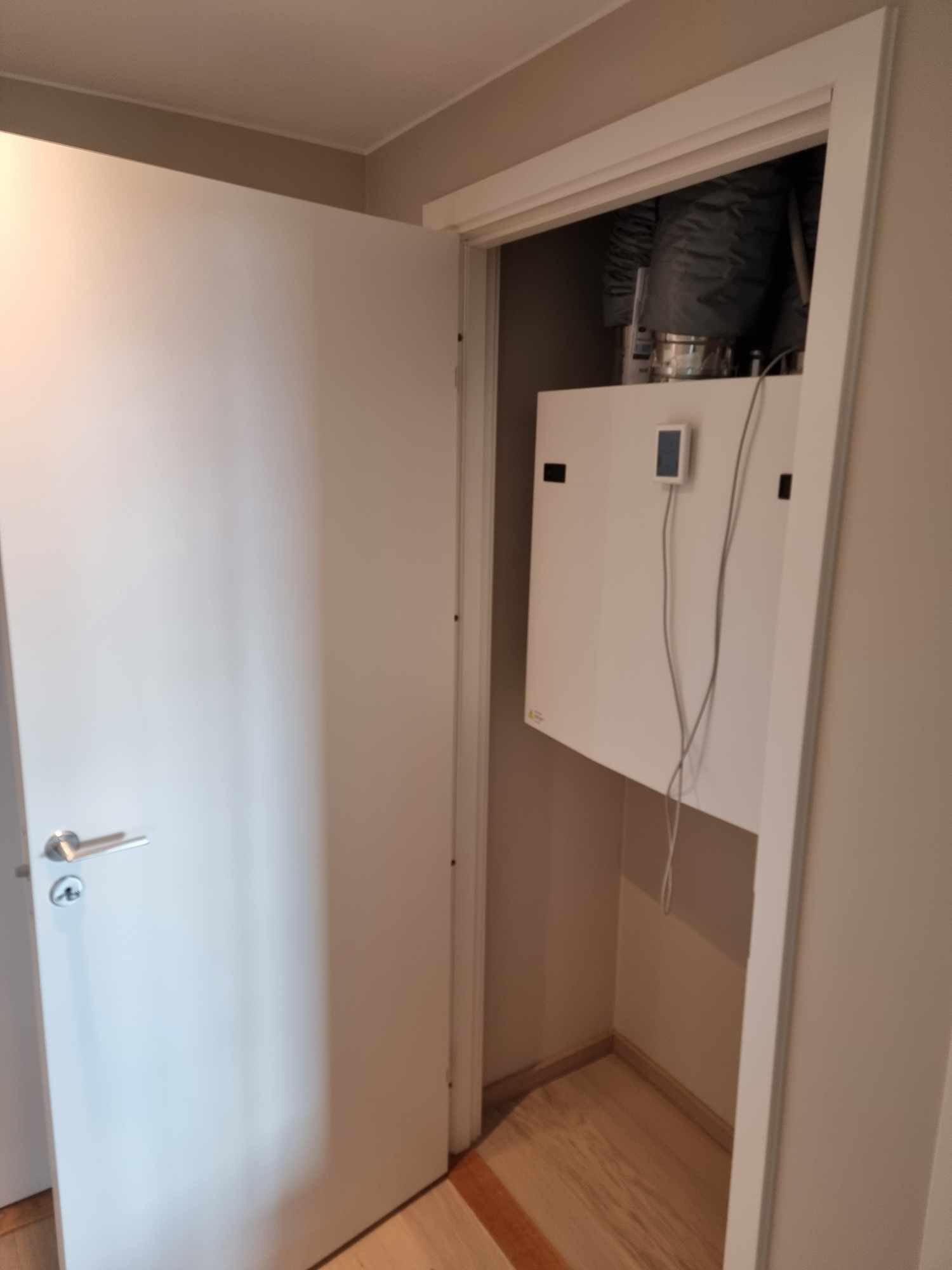 Inngang til rom for lagring - inneholder også system for ventilasjon i boligen, forsikrer frisk flyt av luft. Galleribilde