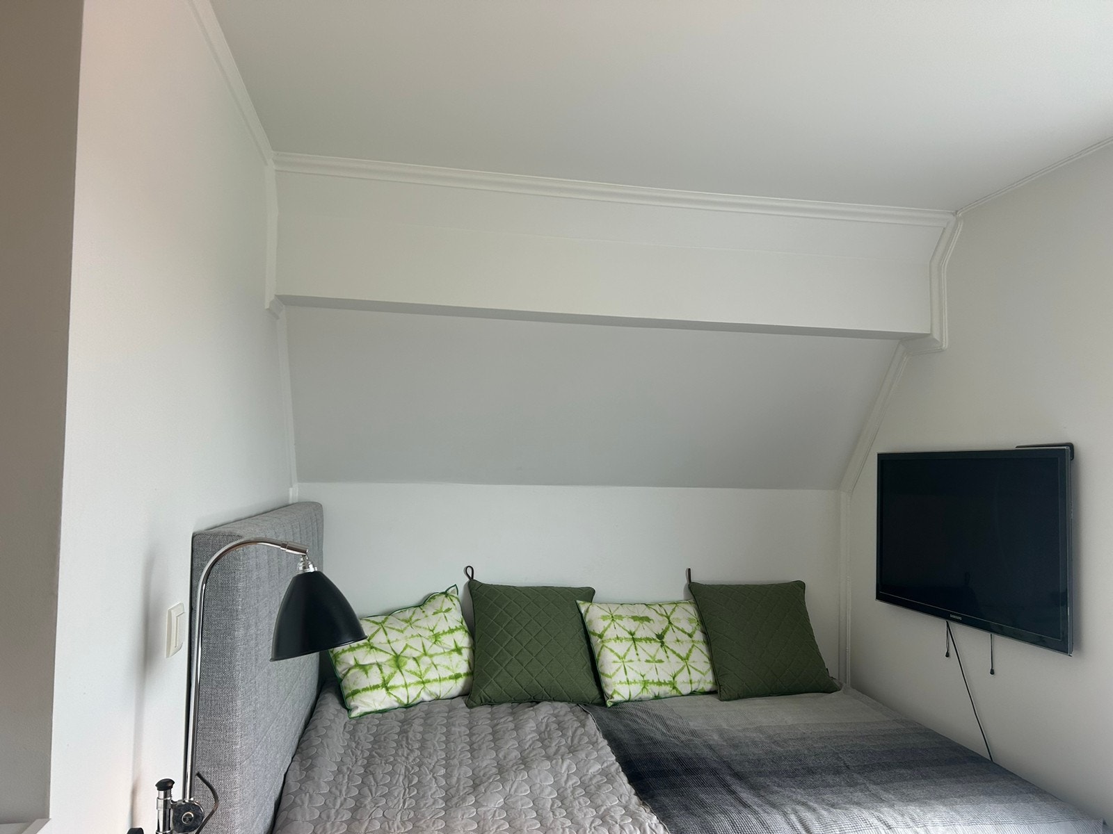 Deilig stor seng som kan brukes som sofa Galleribilde