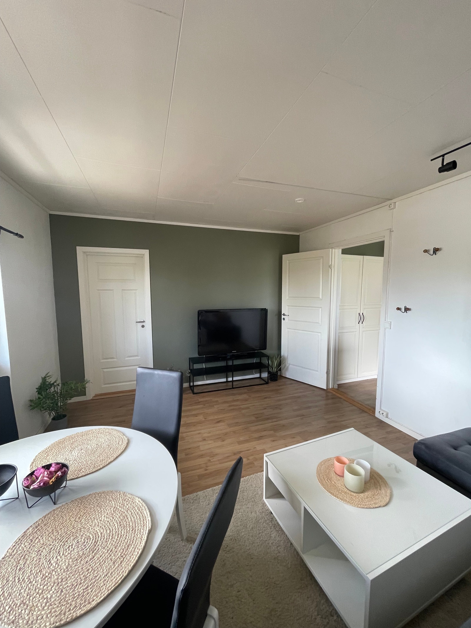 Fra kjøkkenet kommer du inn til stuen Galleribilde