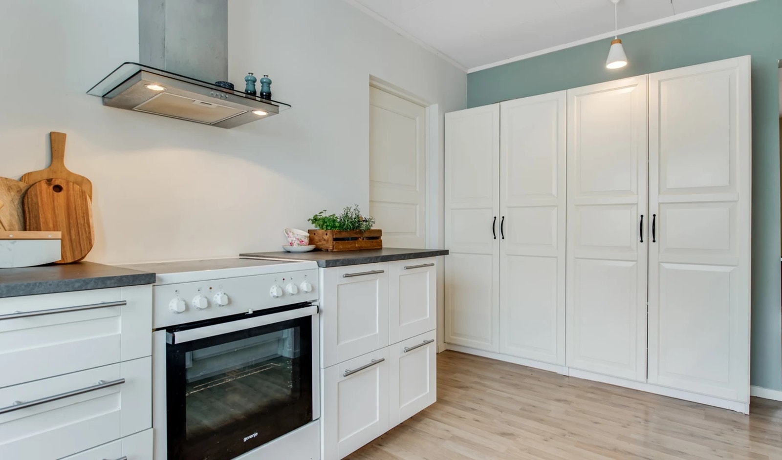 Godt med skapplass på kjøkkenet Galleribilde