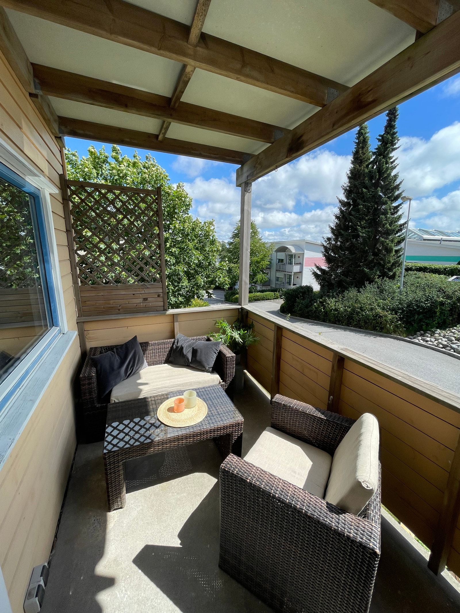 Solrik veranda med sittegruppe Galleribilde