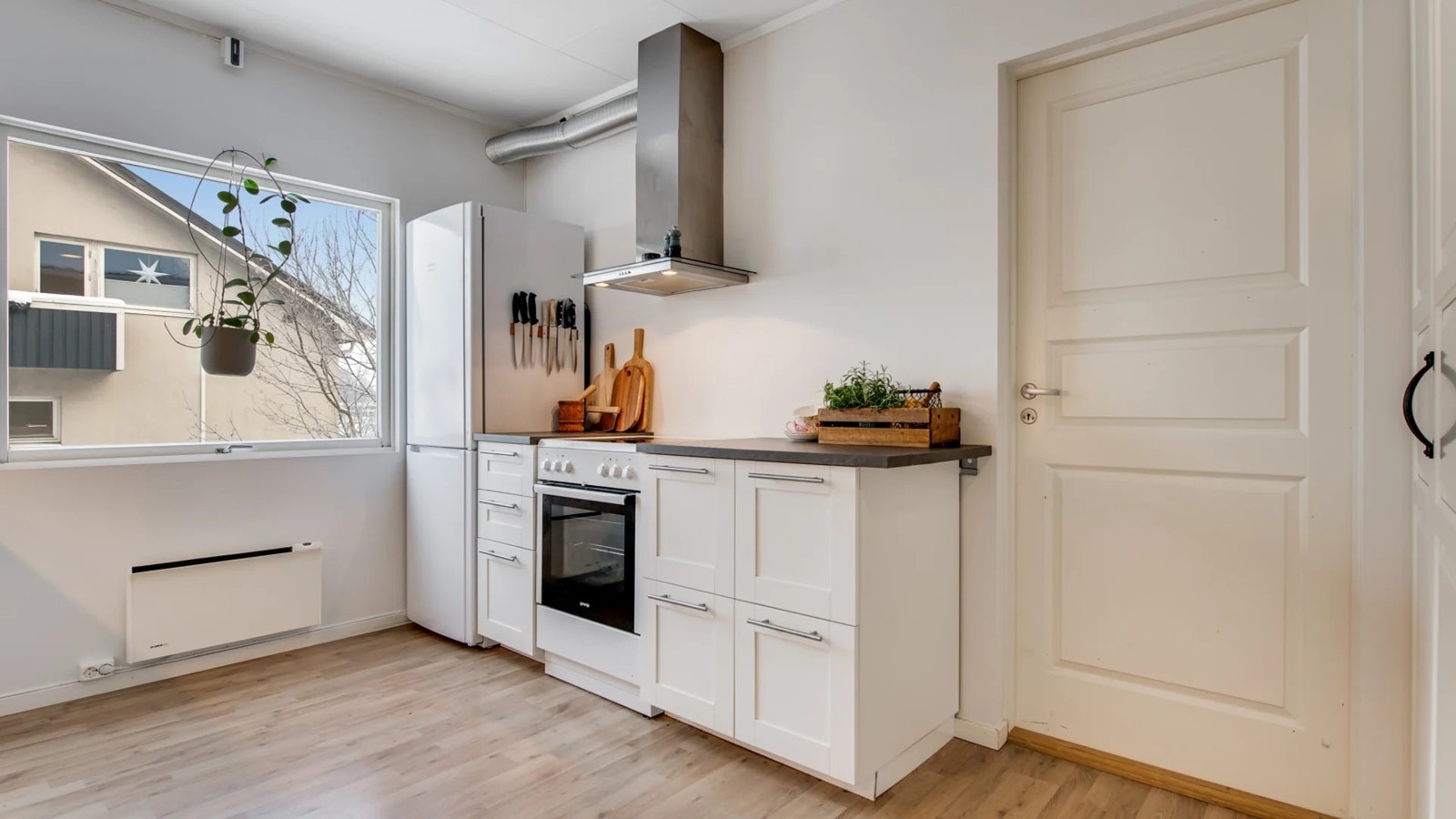 Fullt møblert kjøkken Galleribilde