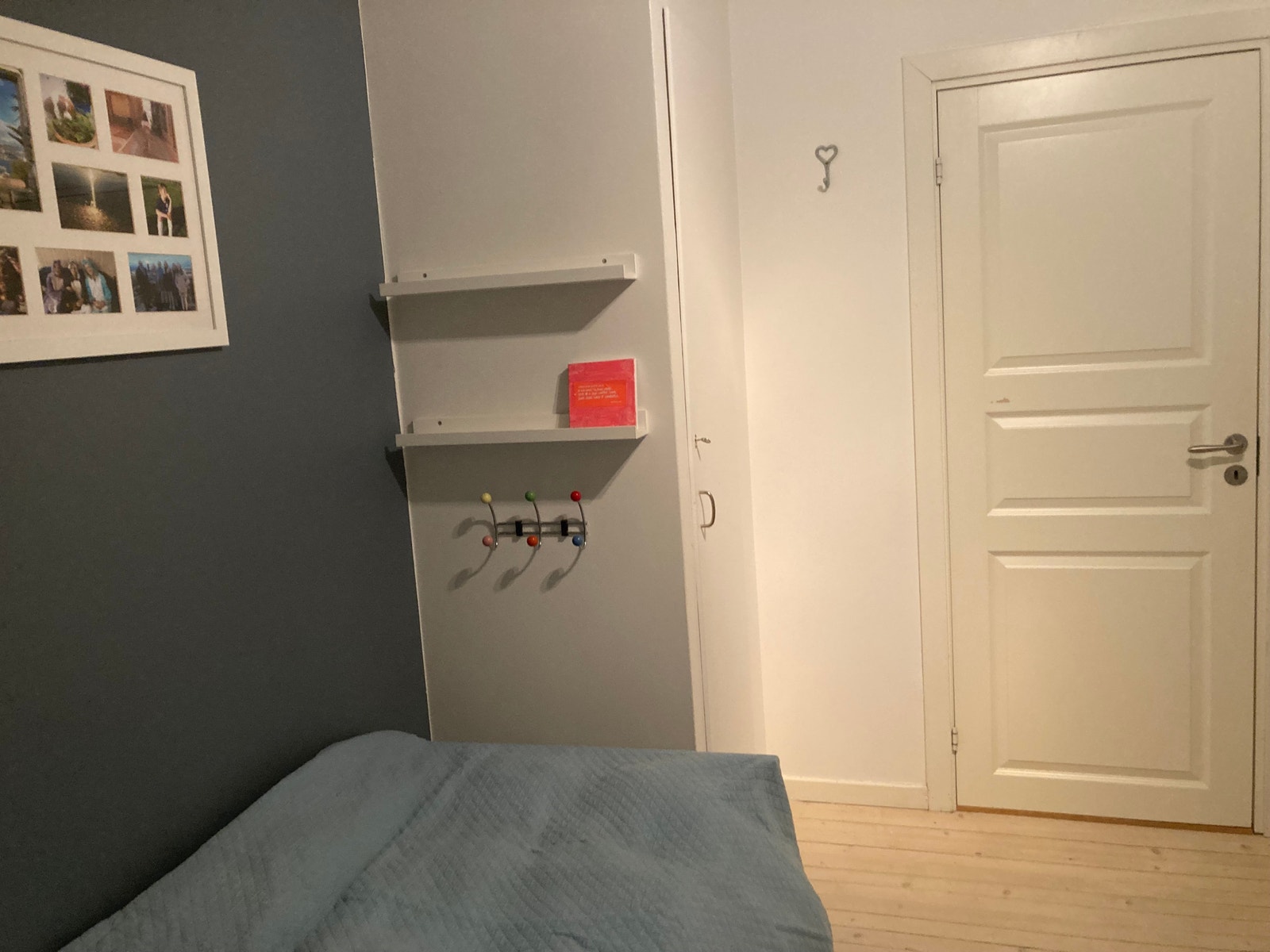 Et klesskap, to større skuffer under sengen, kommode, skrivebord med skap og skuff. Muligheter for oppbevaring av klær også i speilskapgarderoben i entreen. Galleribilde