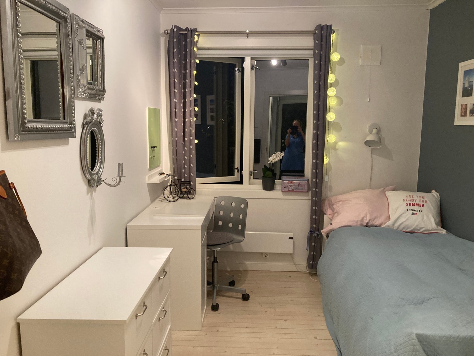 Sengen har en uttrekkbar ekstraseng Galleribilde