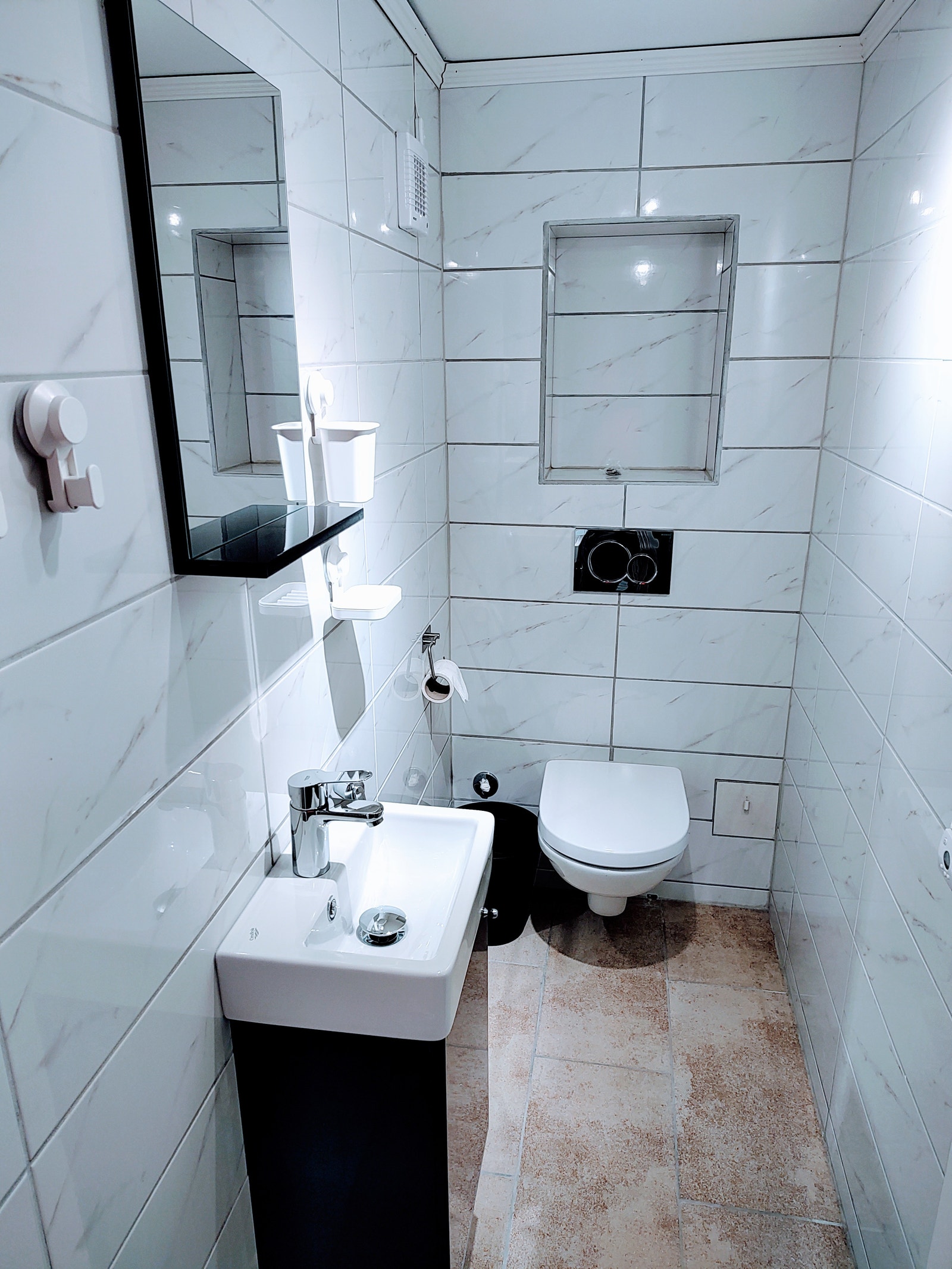 Bad/toalett/dusj sett fra en vinkel. Galleribilde