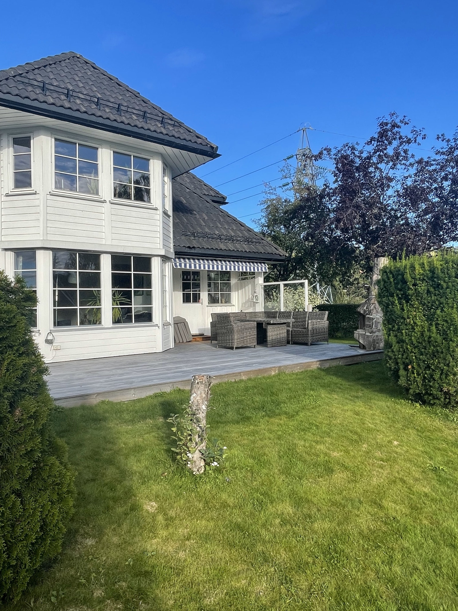 Stor romslig uteplass og hage Galleribilde