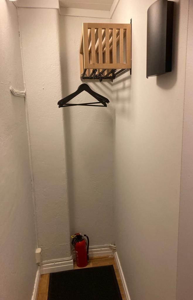 4-garderobe til klær og sko ved entréen Galleribilde