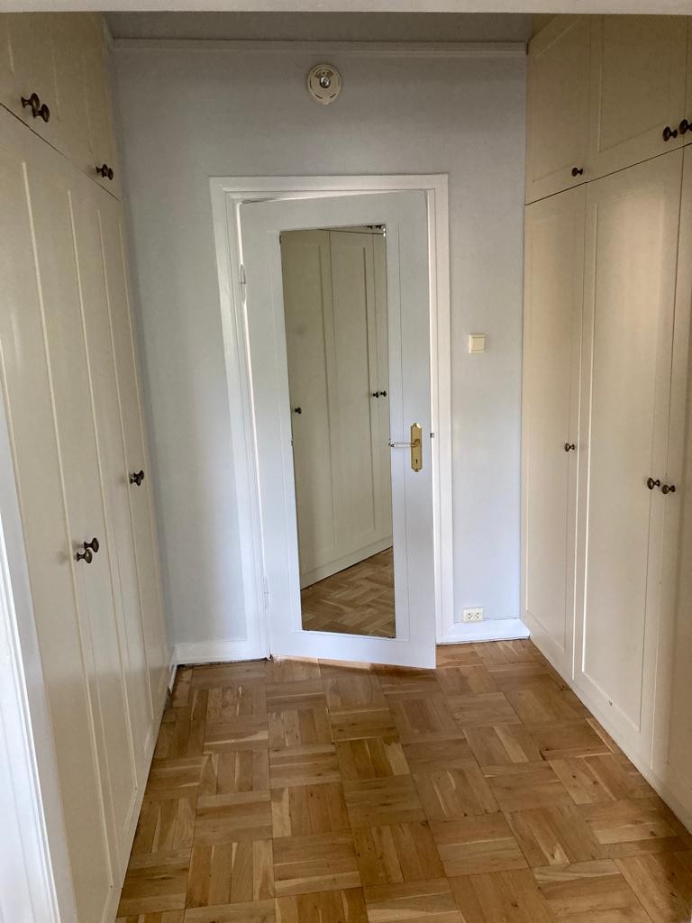 26-garderobe med MYE skapplass på begge sider i full takhøyde Galleribilde