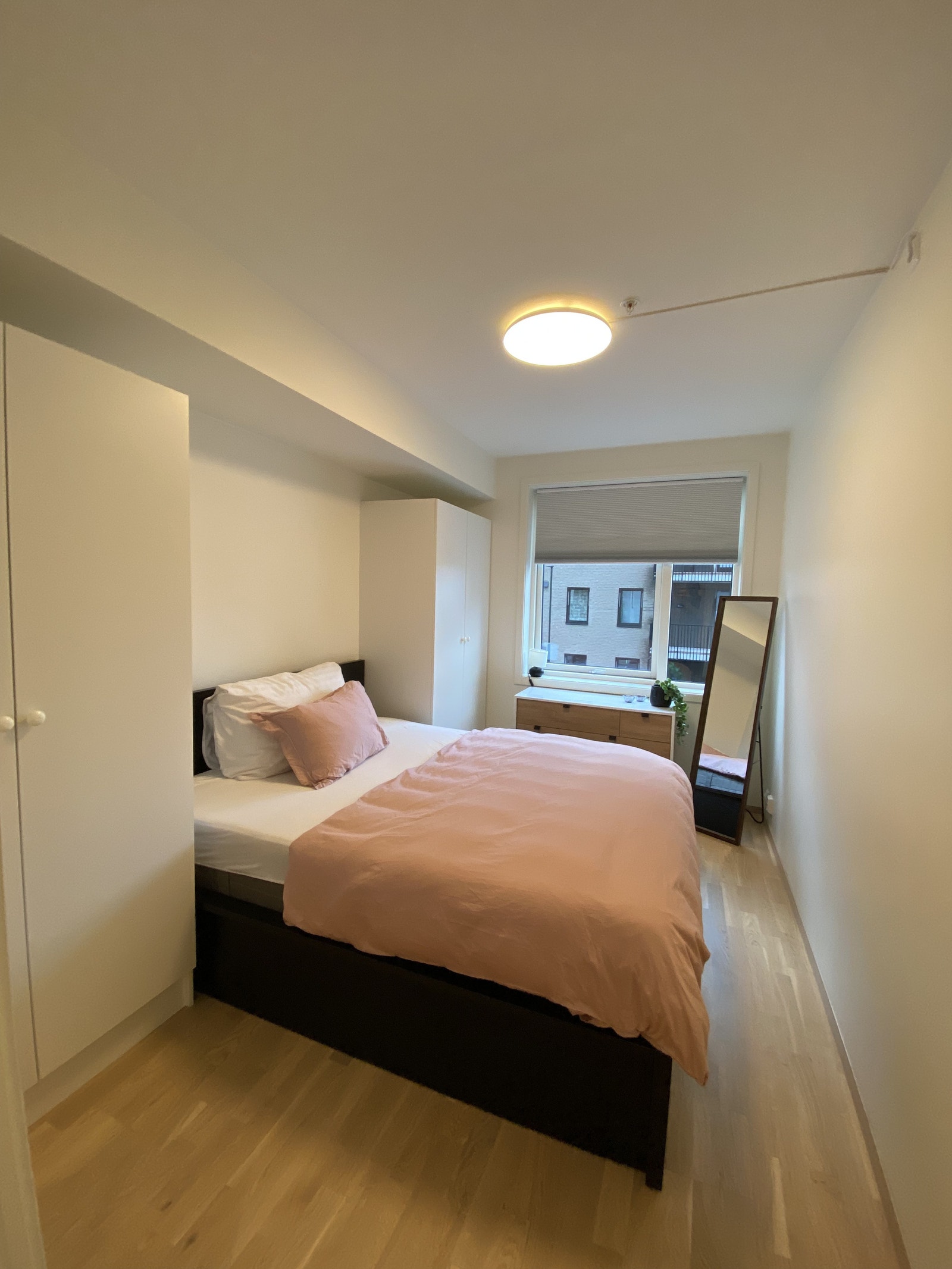 IKEA seng Malm med god oppbevaringsmulighet under madrass som løftes Galleribilde