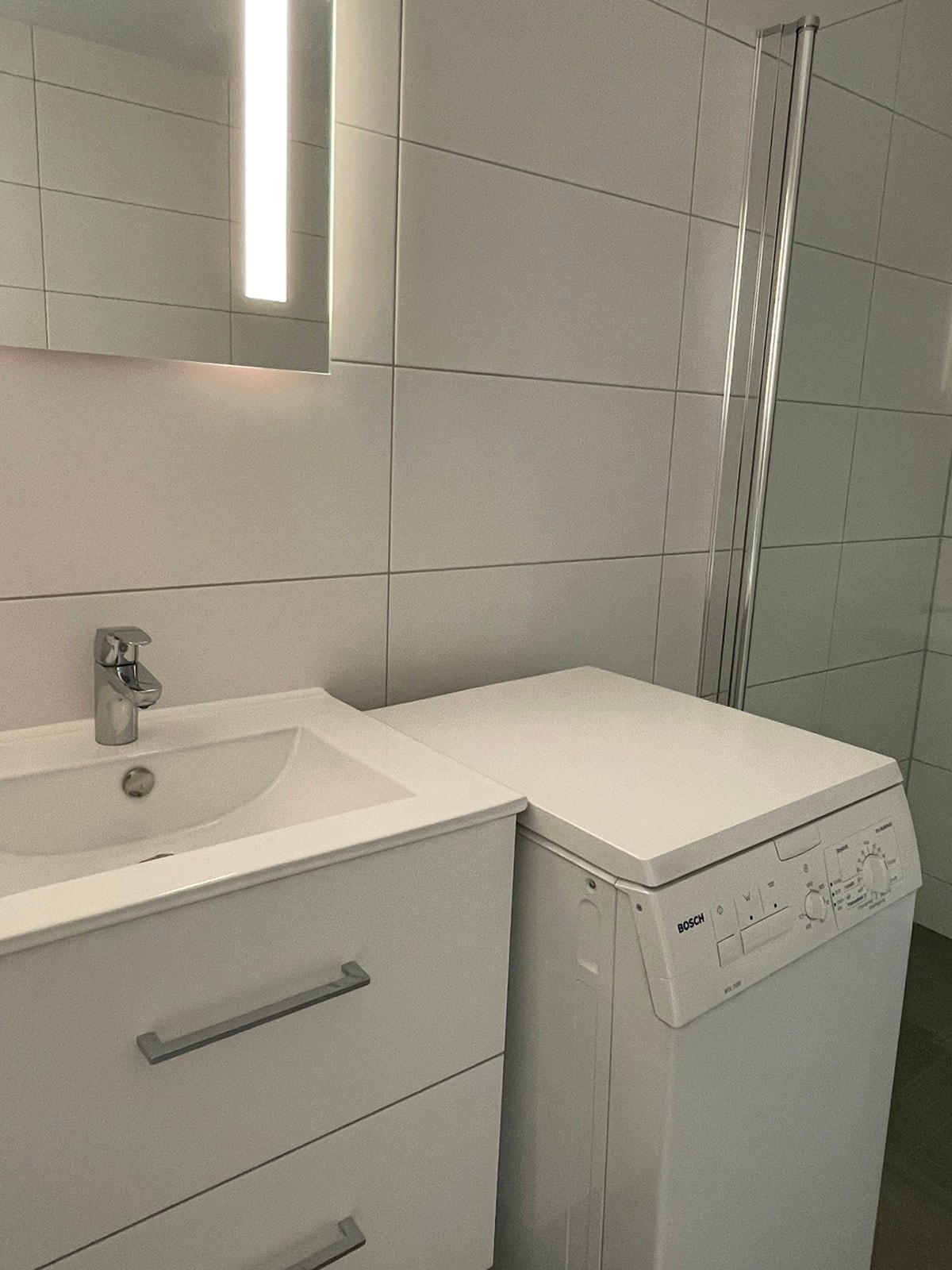 Eldre men fungerende vaskemaskin Galleribilde