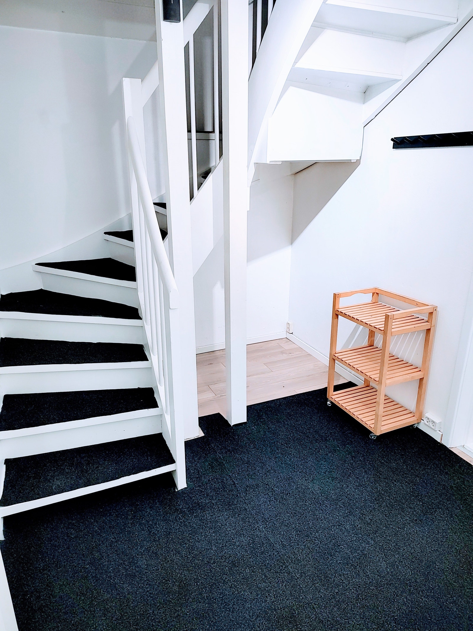 Inngangsparti sett fra annen vinkel med oppbevaringplass under trappen. Galleribilde