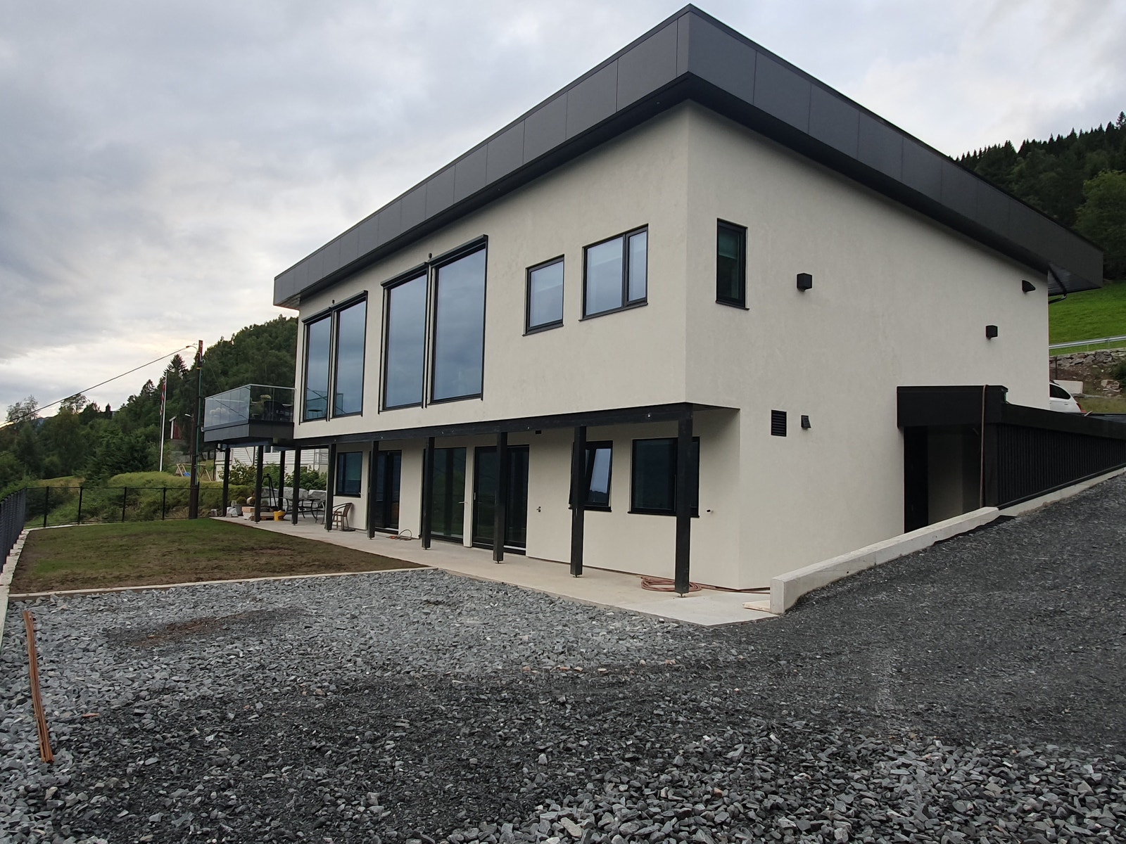 Uteplass og parkering Galleribilde