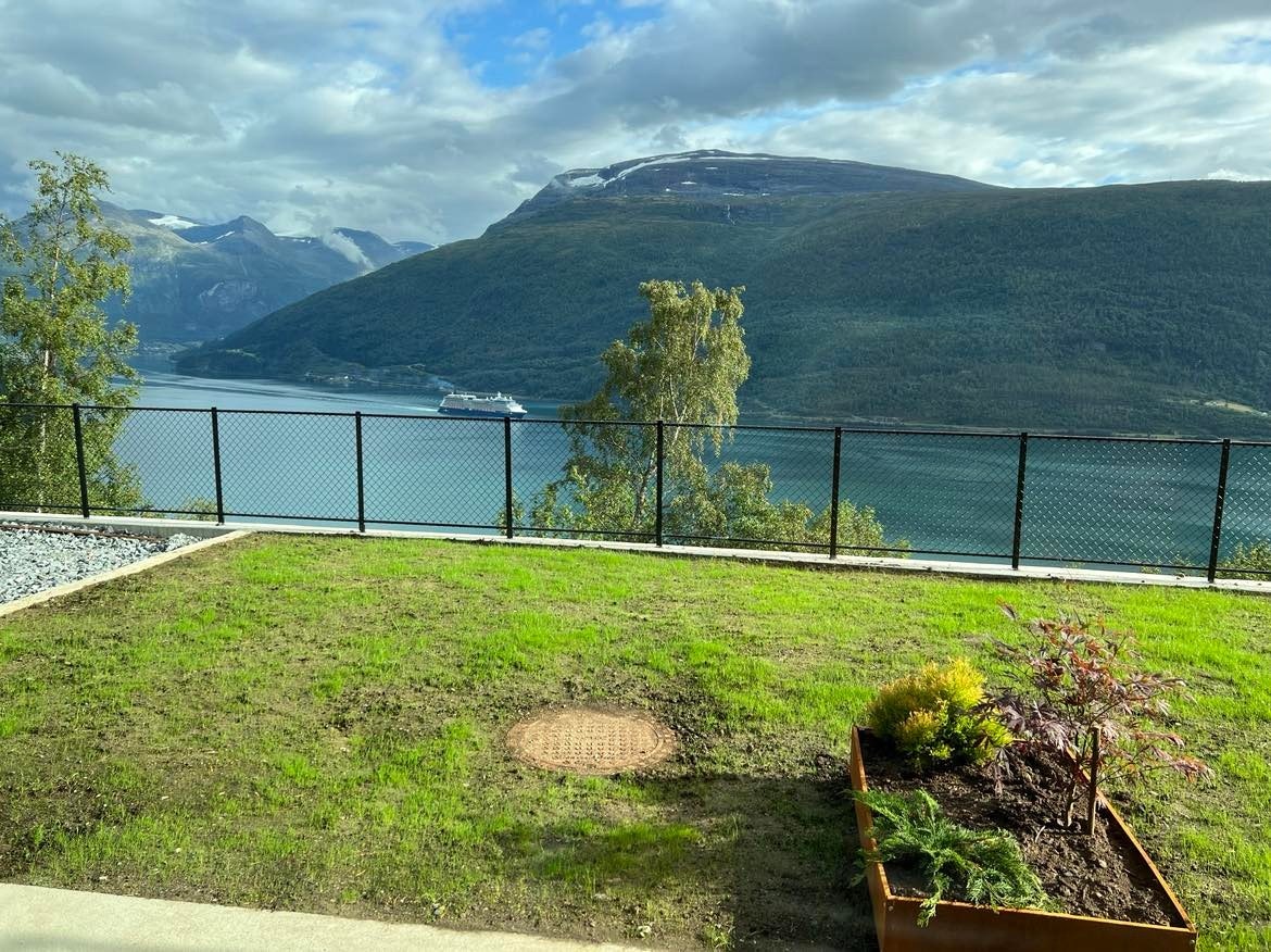 Utsikt mot Nordfjord Galleribilde