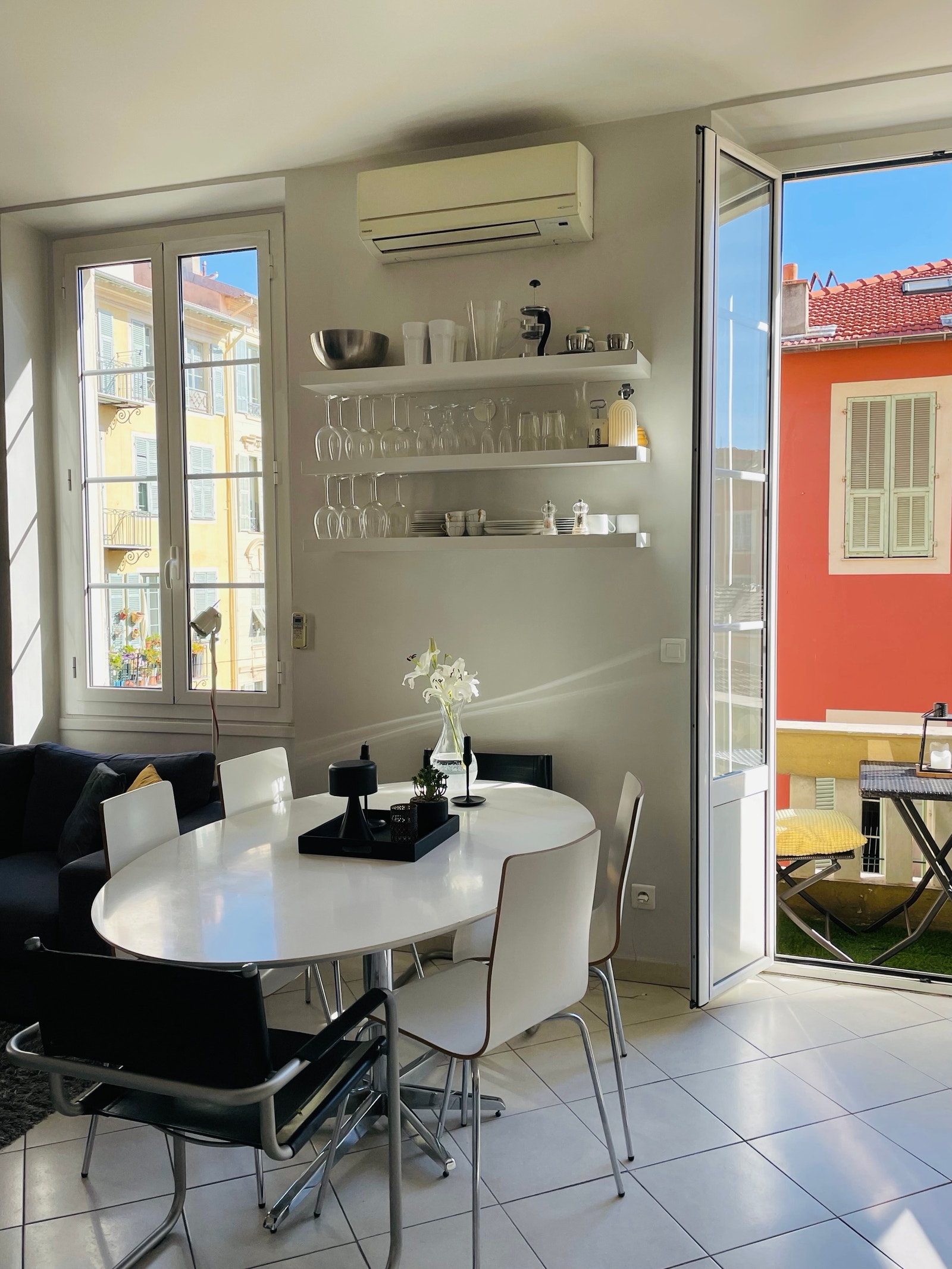 Spiseplass med utgang til balkong Galleribilde