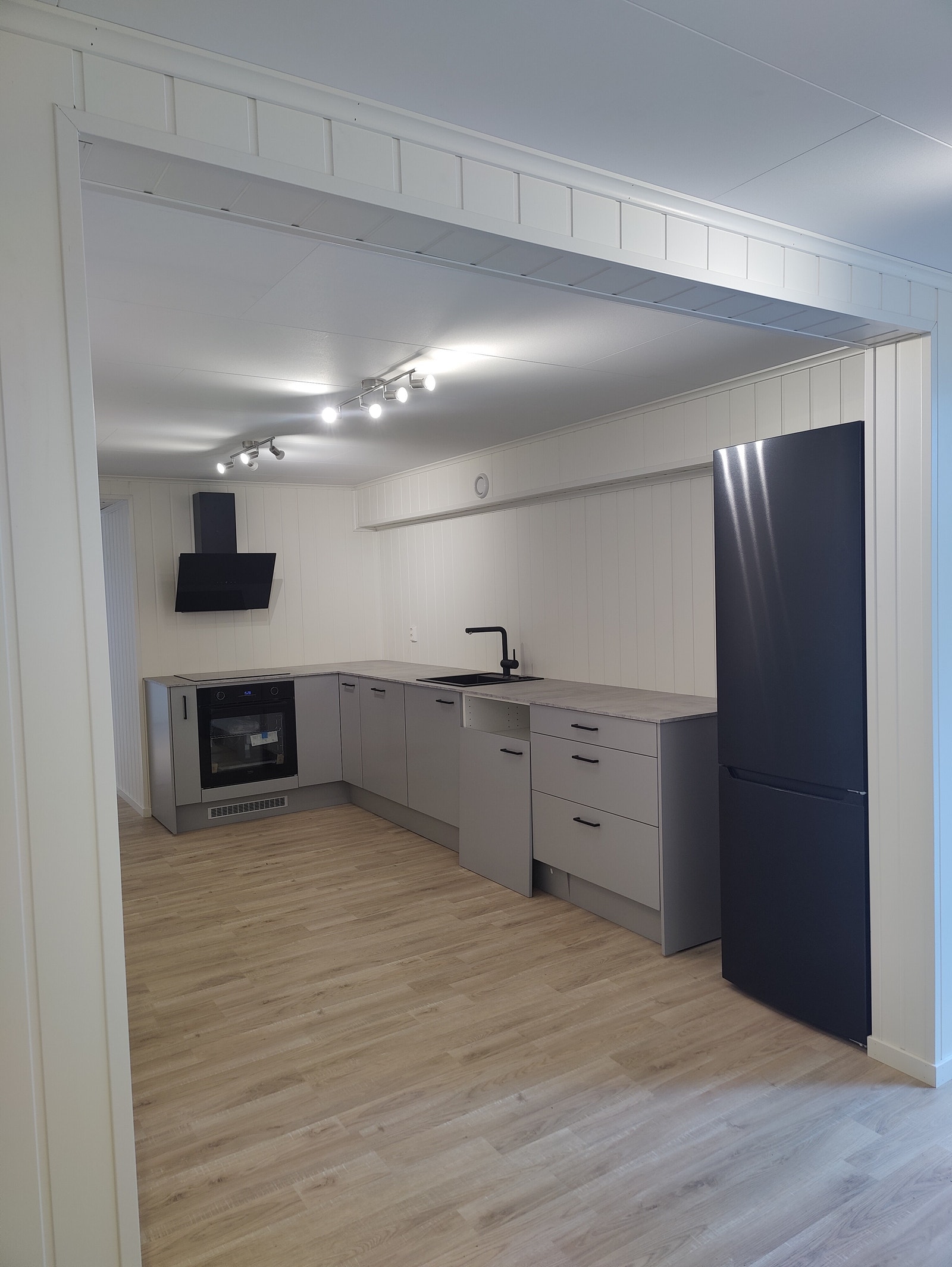 Kjøkken fra epoq med hvitevarer Galleribilde