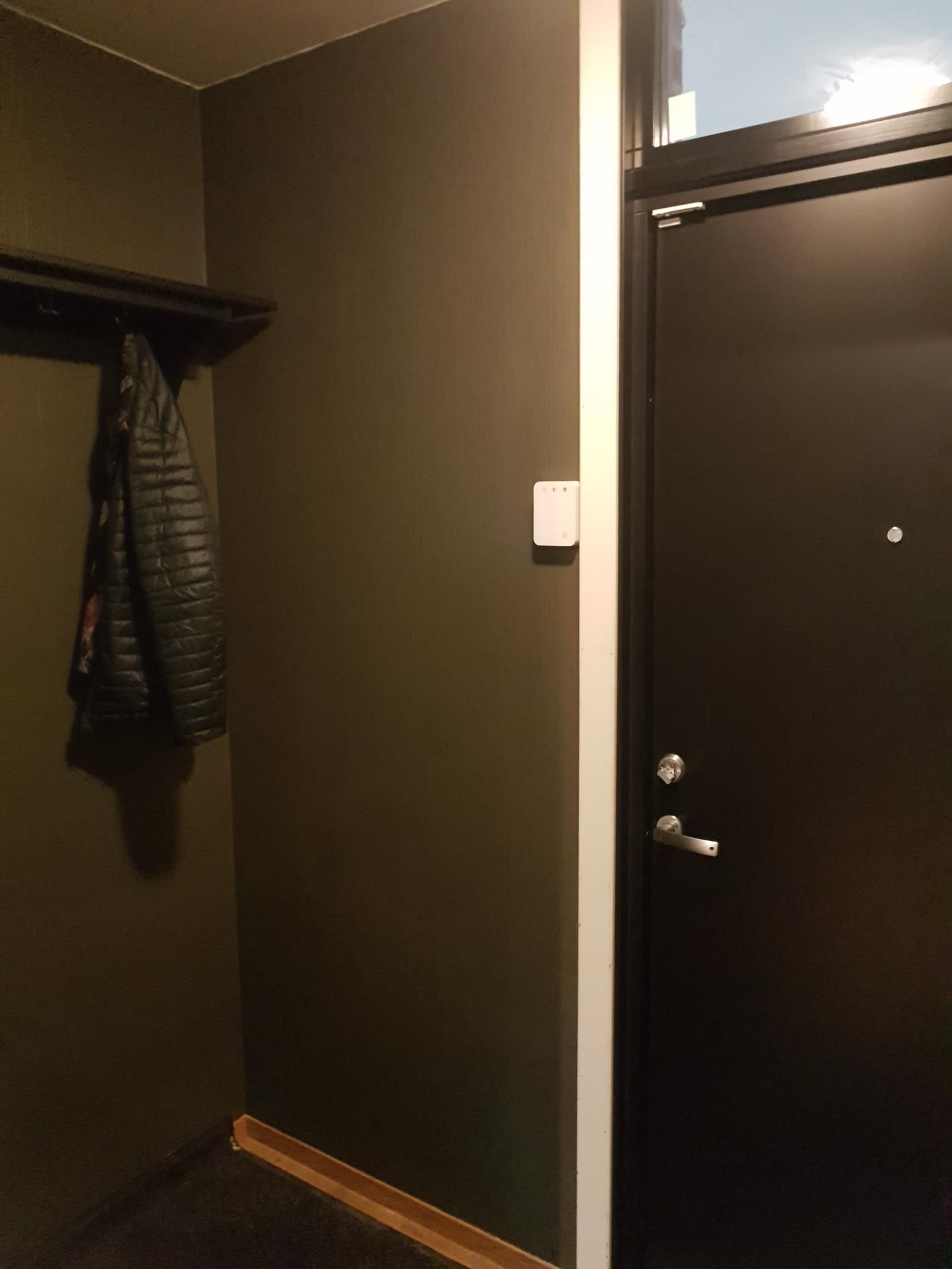 Inngangsparti med garderobe Galleribilde