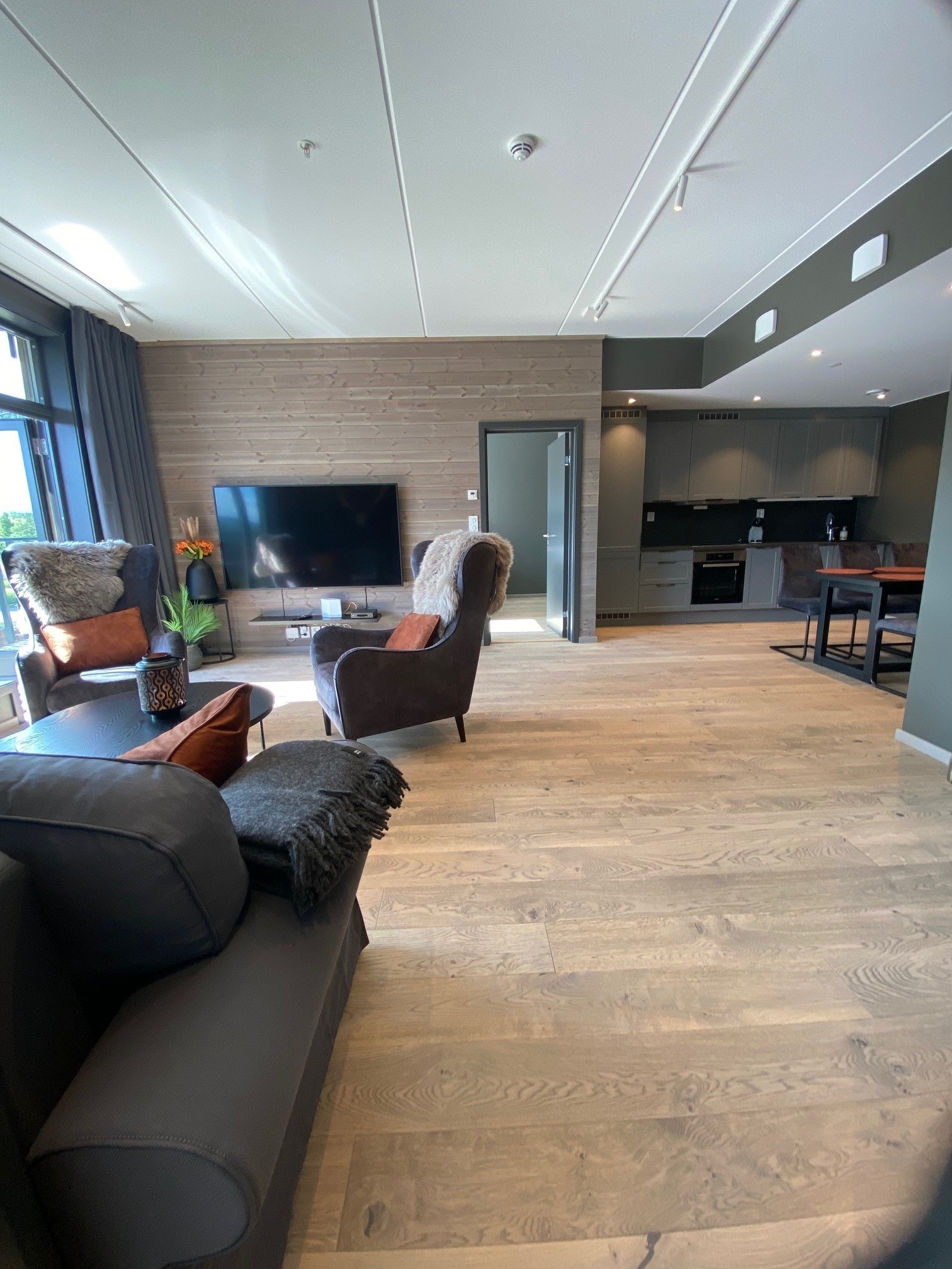 Stuen har 75 tv Galleribilde