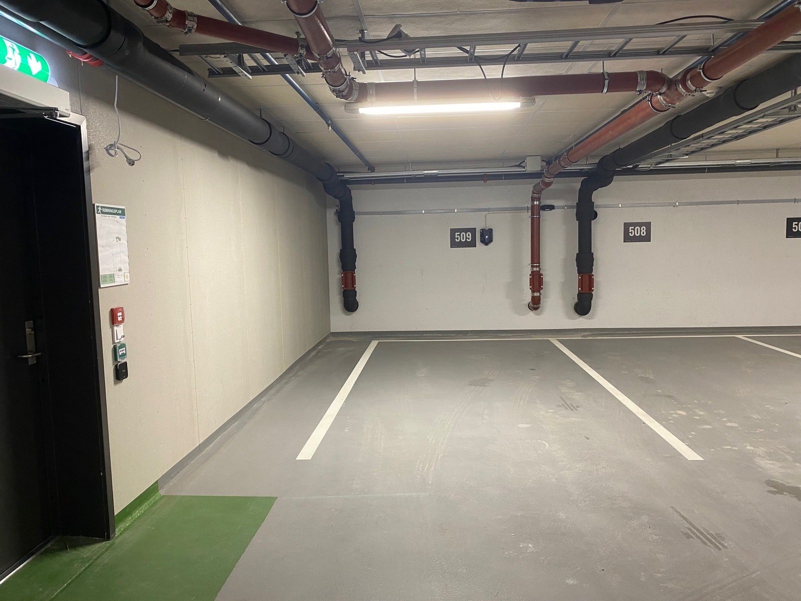 Parkeringsplass med el-billader Galleribilde