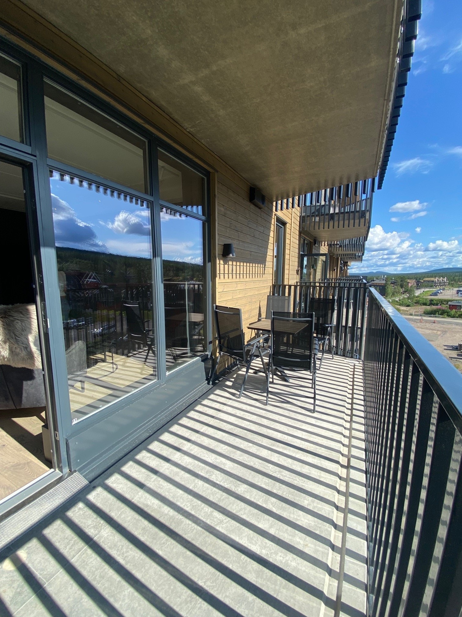 Balkong med utemøbler Galleribilde