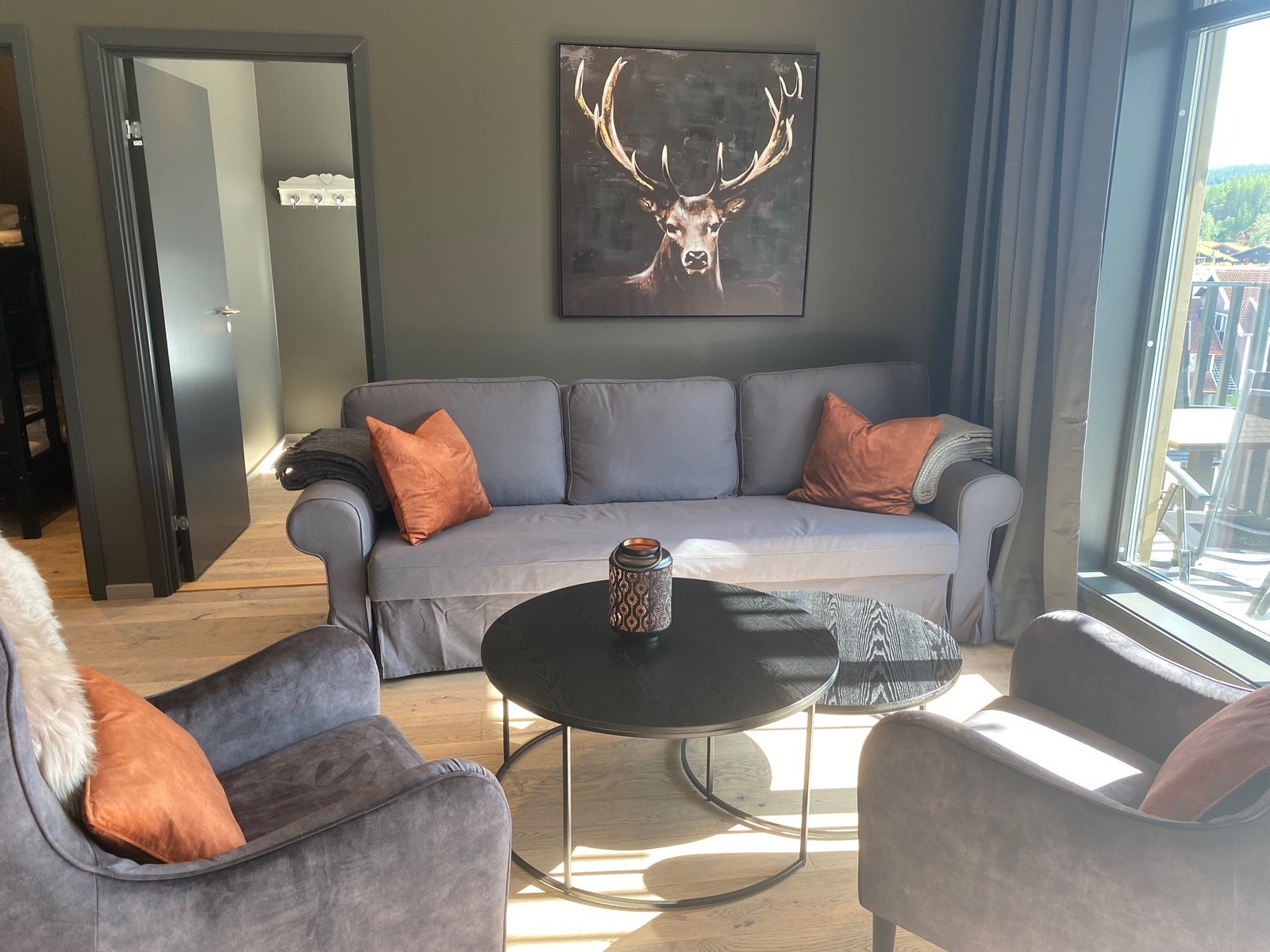 Stue med sovesofa. Galleribilde