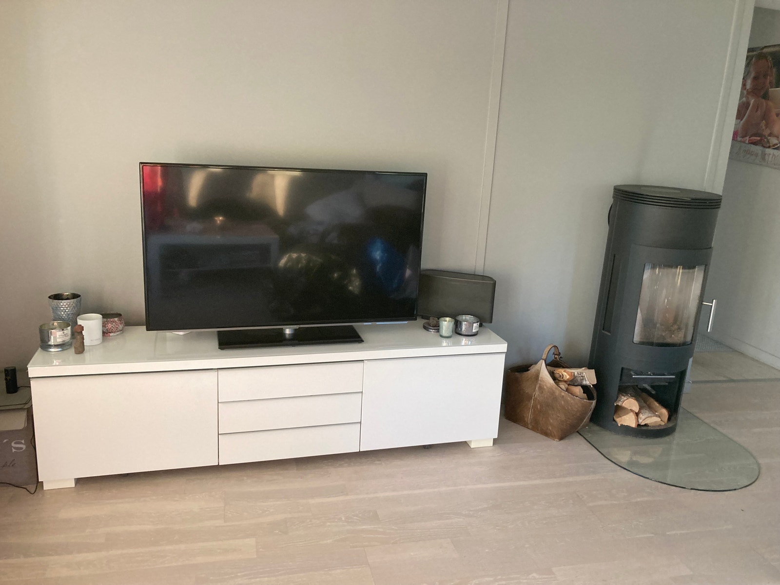 Peisen brukes ofte høst- og vinterstid - gir veldig god varme og er et koselig lyselement i stuen:-)
Smart-TV, med Te-We. Netflix mm. Galleribilde