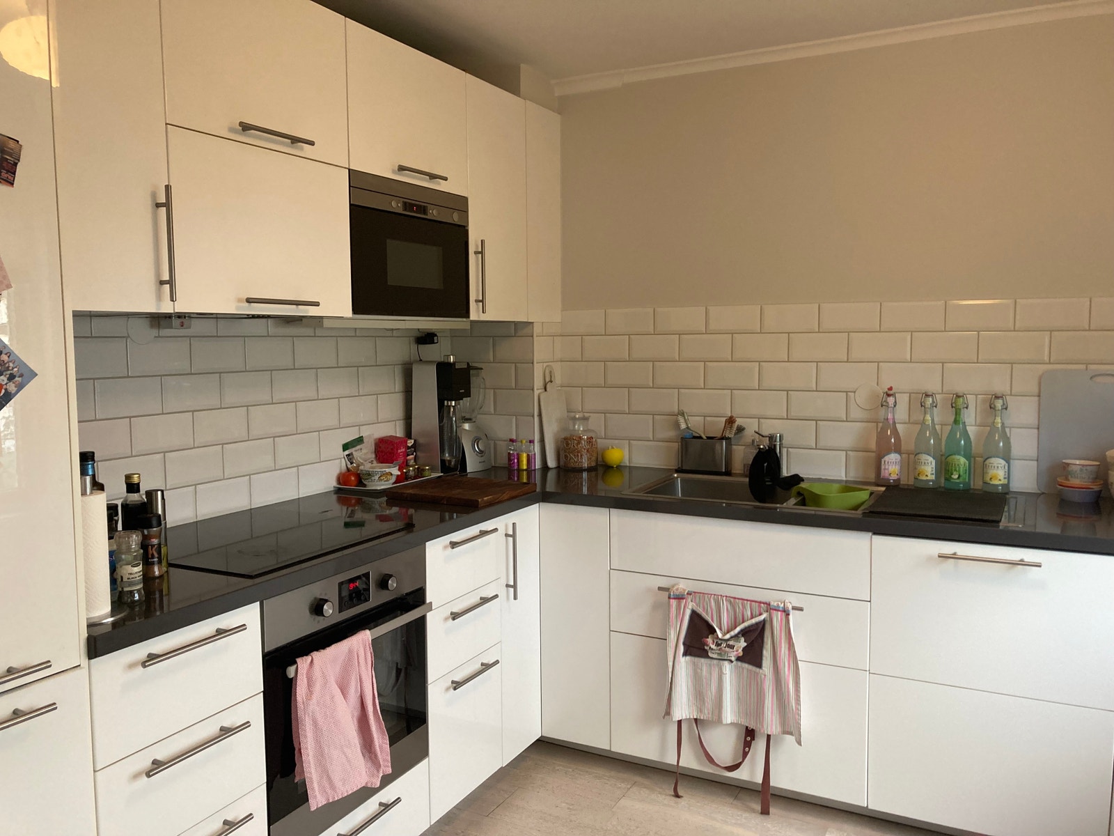 Lyst og delikat kjøkken, med induksjonsovn, mikroovn, oppvaskmaskin mm. Galleribilde