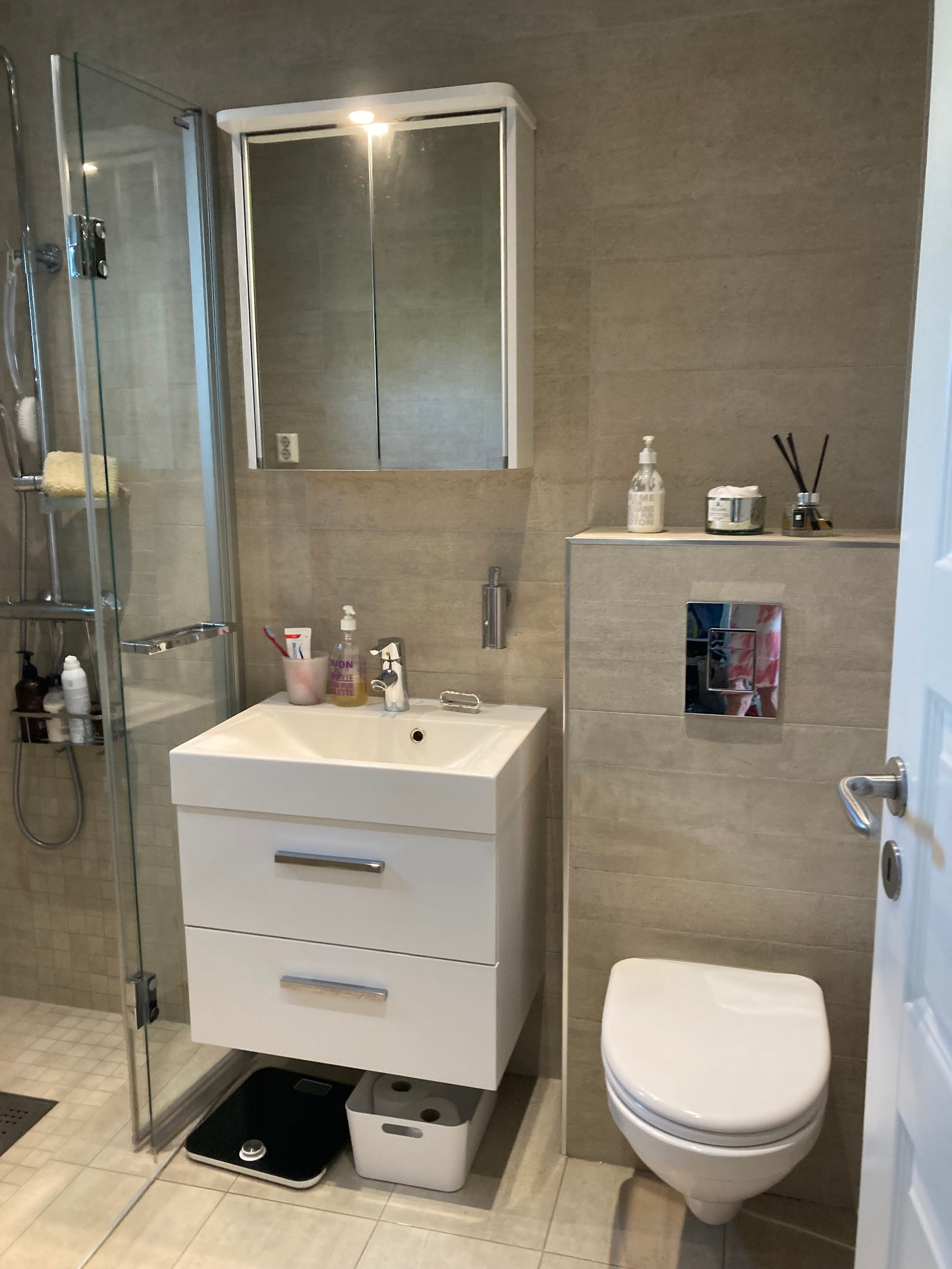 Delikat bad. Varmekabler i gulv, samt lekker, elektrisk håndkletørker til å henge fx våte håndklær på. Galleribilde