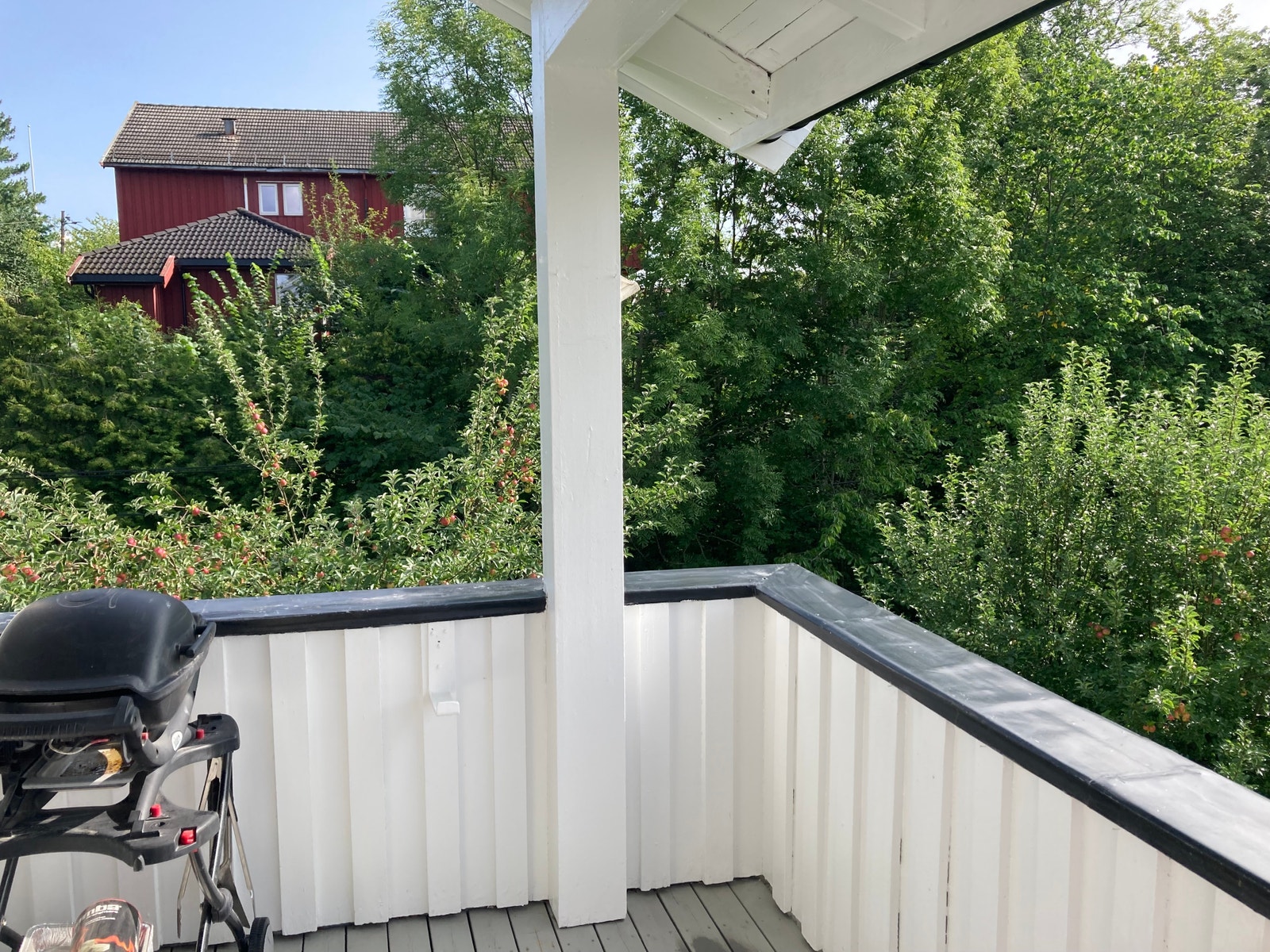 Andre siden av balkongen. Nymalt balkong og nymalt hus:-) Galleribilde