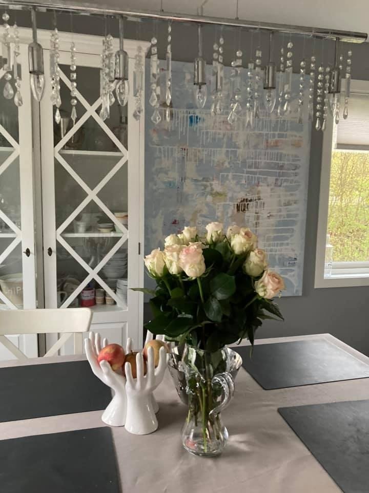 Glimt av spisestuen. Mange og store vinduer gir et lyst og luftig inntrykk. Galleribilde