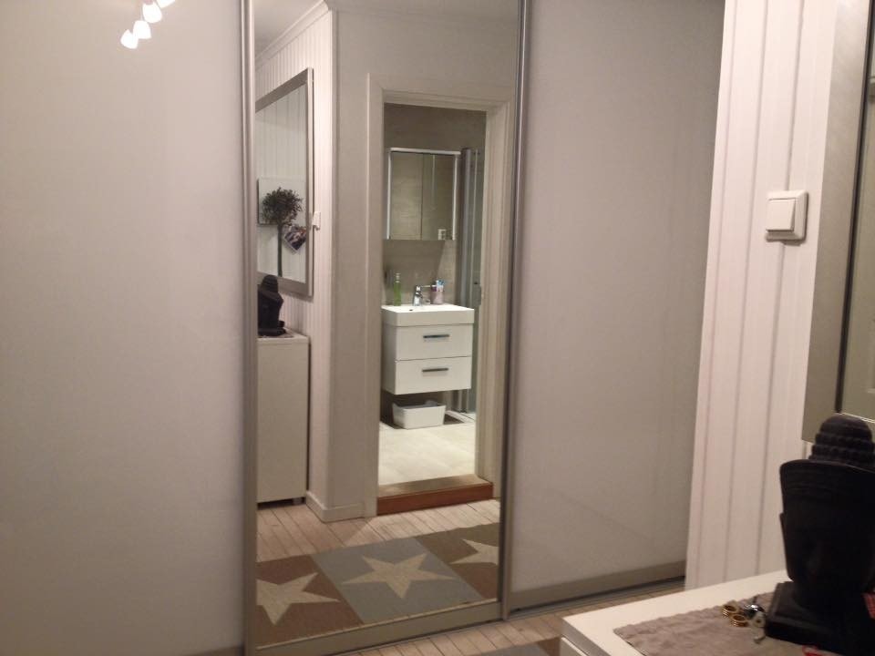 Speilgarderobe, entre Galleribilde