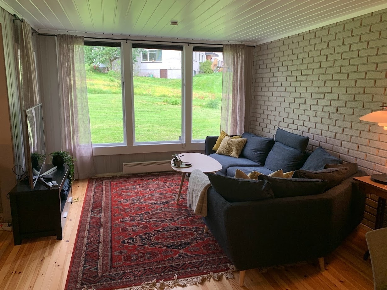 Stue med store vinduer mot hage. Galleribilde