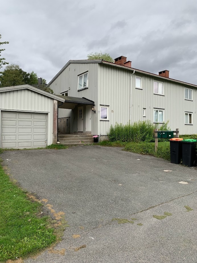 Inngangsparti sett fra Amund Tvetens veg. Garage. Galleribilde