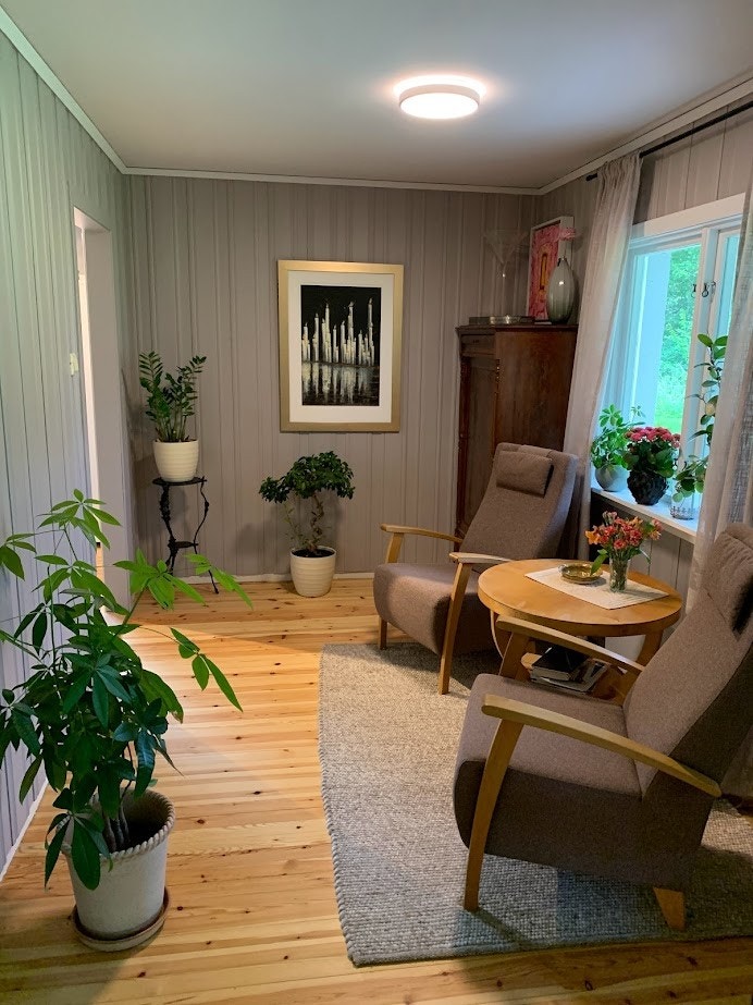 Spisestue / oppholdsrom mellom stue og kjøkken. Galleribilde