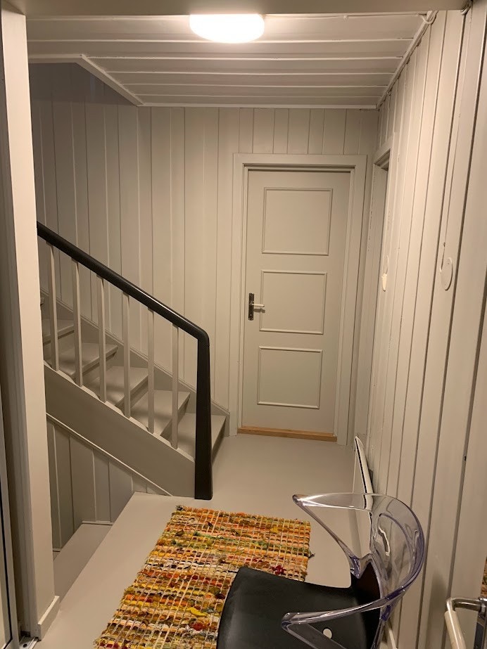Trapp i inngangsparti / hall. Galleribilde