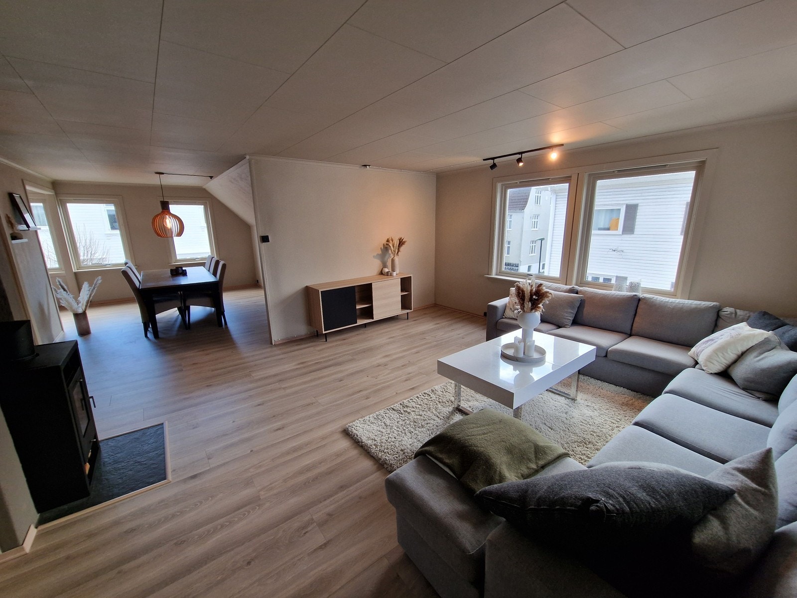 Stor og romslig stue med mange vinduer, så her får en godt med naturlig lys. Galleribilde