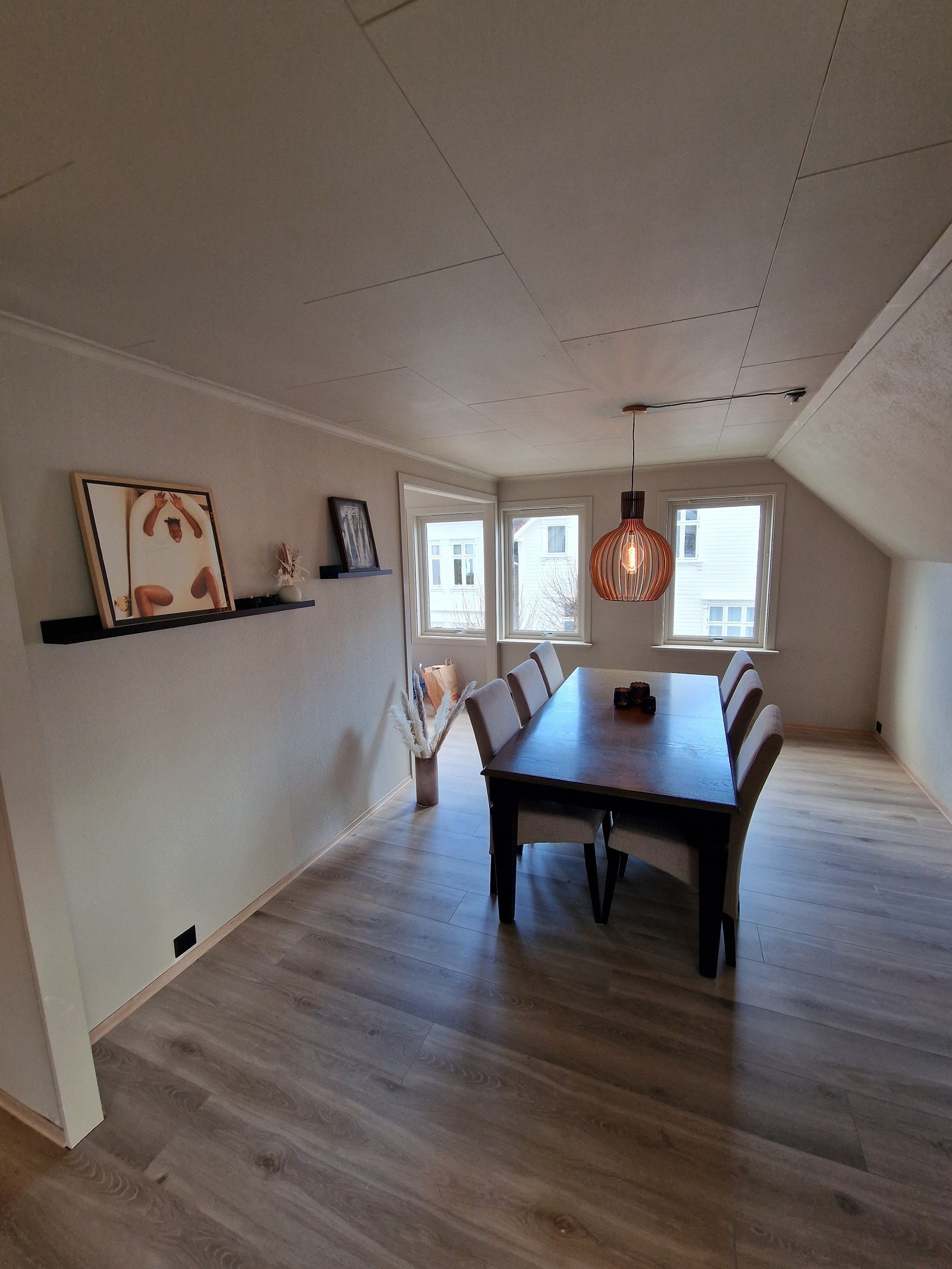 God plass til stort spisebord. Galleribilde